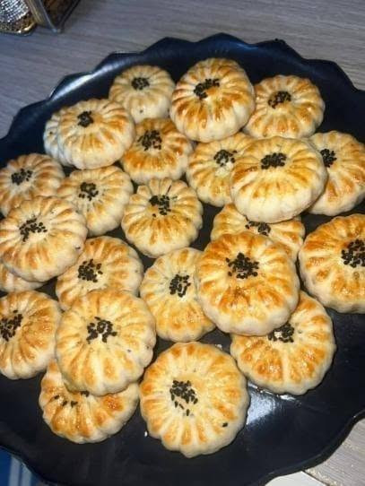 سلام عليكم. ماكولات بركات الحسين (ع)  . تجهيز منزلي.. نضافه عاليه.. شغل مرتب وكلش جيد بالاضافه توصيل مجاني داخل الولايه .. اذا تحب تستفسر  راسلنه عل الواتساب وبيك خير وادلل العنوان رفاعي الرقم  ***********

نص مكتوب في الصور:
- مأكولات بركات الحسين العوان رفاعي أطيب المأكولات الشعبية بطعم البيت وبجودة عالية جودة . نظافة . طعم لا يُنسى دولمة صغير 8 ألف وسط 10 ألف كبير 25 ألف دجاج شوي 13 ألف برياني دجاج صغير 8 ألف وسط 10 ألف كبير 15 ألف كيك صغير 8 ألف وسط 10 ألف كبير 15 ألف + كب كيك سمج شوي كيلو 11 ألف كيلو ونص 15 ألف كيلوين 18 ألف سمبوسة 20 قطعة 5 ألف الكليجه نص 3 ألف الكيلو 6 ألف خلية النحل الكبيره 10 ألف الصغيره 5 ألف خدمة توصيل سريعة إلى باب بيتك *********** العوان - رفاعي