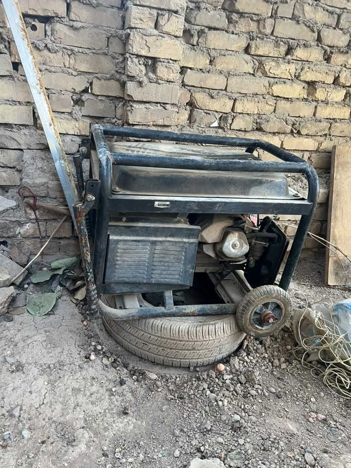 مولدة للبيع 5 كيفي بانزين شغالة سعر 300 وبيه مجال مكان جكوك قرب الشعلة اتصال ***********
