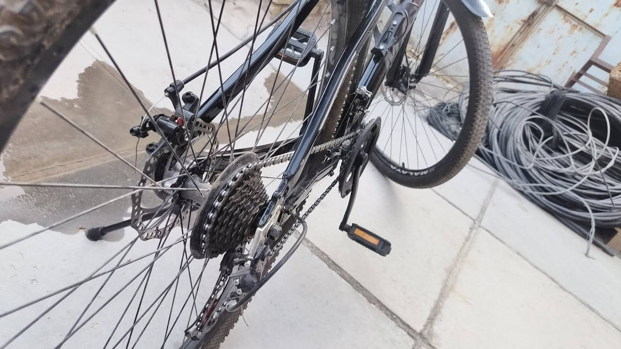 🚲 دراجة جبلية (MTB) من شركة MALAYA بحجم 29

دراجة عملية للاستخدام اليومي، تأتي بالمواصفات التالية:

⚙️ نظام سرعات 21 سرعة (3×7)
🛑 مكابح قرصية ميكانيكية
🛠️ شوكة أمامية بتعليق
🚲 استخدام خفيف جدًا، أقل من 5 كم تقريبًا

📍 السماوة، قرب تقاطع حي العسكري
💰 السعر: 180,000 دينار عراقي و بي مجال

🔍 الفحص متاح قبل الشراء.
رقم الهاتف: ***********
