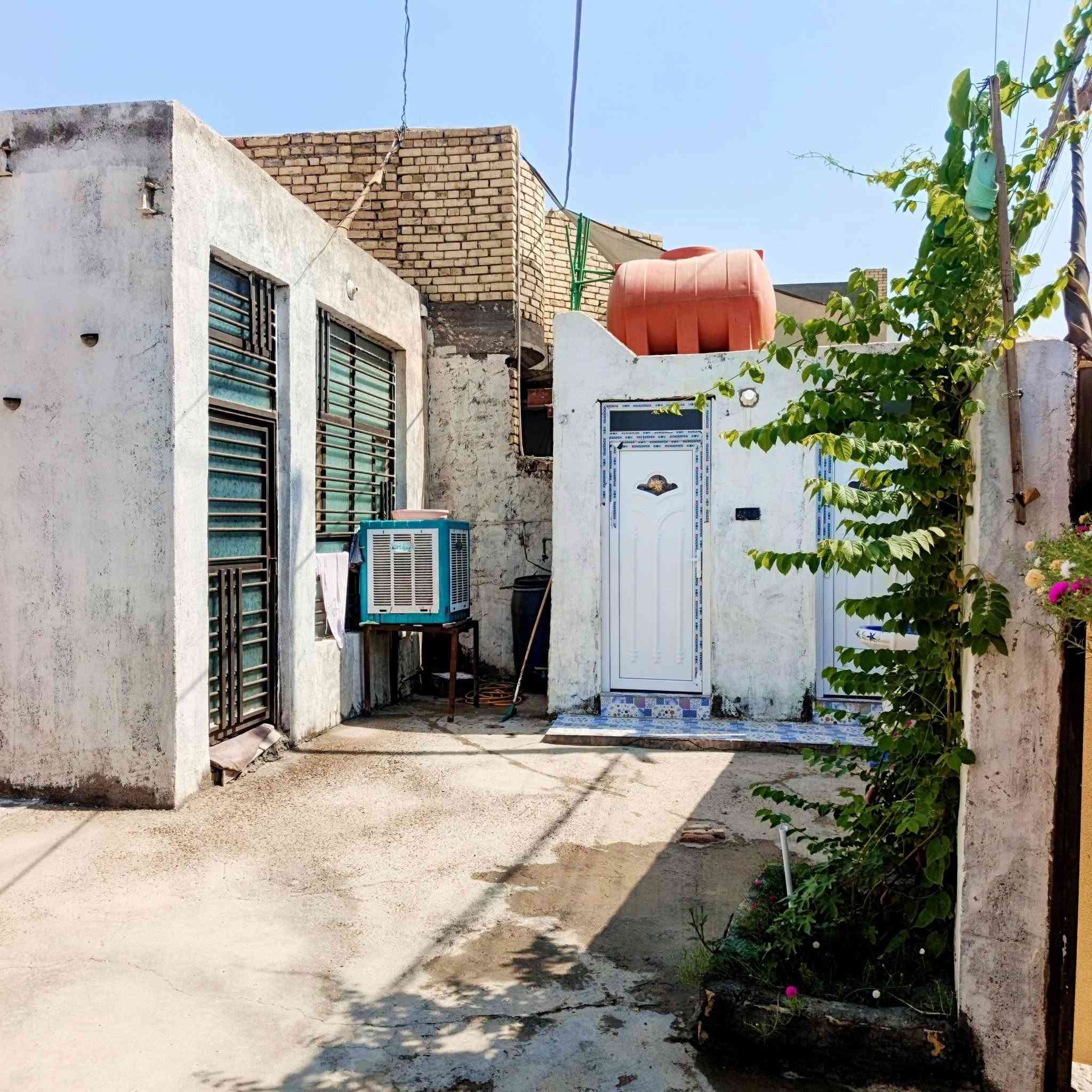 السلام عليكم بيت طابو زراعي سند ٢٥ال مراد قريب عل شارع سياسين مساحة ٢٠٠غرفتين وصالة وستقبال ومطبخ وكراج كبير سعر ٤٨بي مجال ***********
