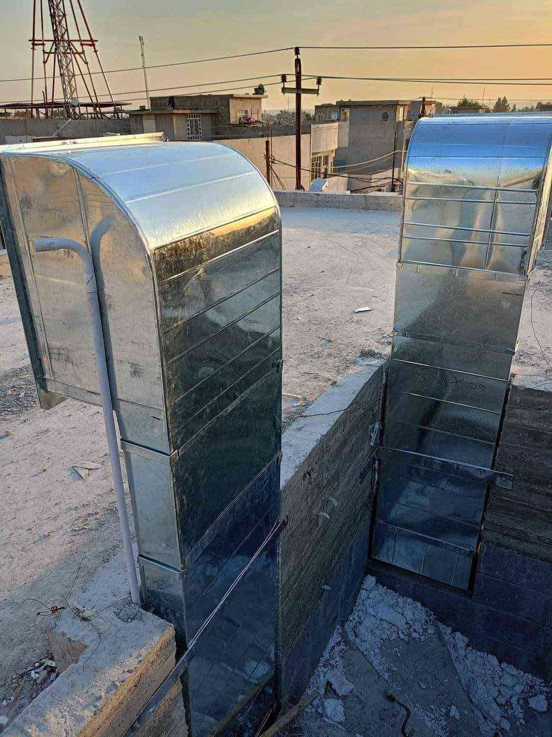 دكتات تبريد مركزي  مجاري هوائيه
شغل شرط هندسي وتوزيع الهواء بالتساوي وسليكون لمنع التسريب وتثبيت سيبورتات

#مهندسين #مقاولين #بناء #دكتات

*********** 

***********

نص مكتوب في الصور:
- HONOR X9c