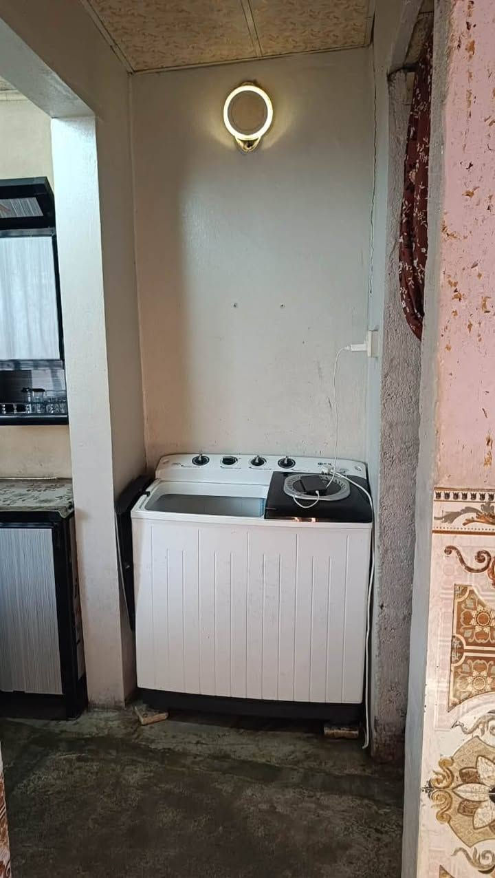 دار مساحه 100متر كارت بلديه يحتوي على غرفة نوم واستقبال ومطبخ وحمام السقف جينكو خدمات ماء كهرباء العنوان حي عدن نهاية سايدين كنيسة تايتنك مسلم معاملة تمليك قرار عشرين السعر 18وبي مجال واذا مقدمه 10هم يرهم 
***********
***********
