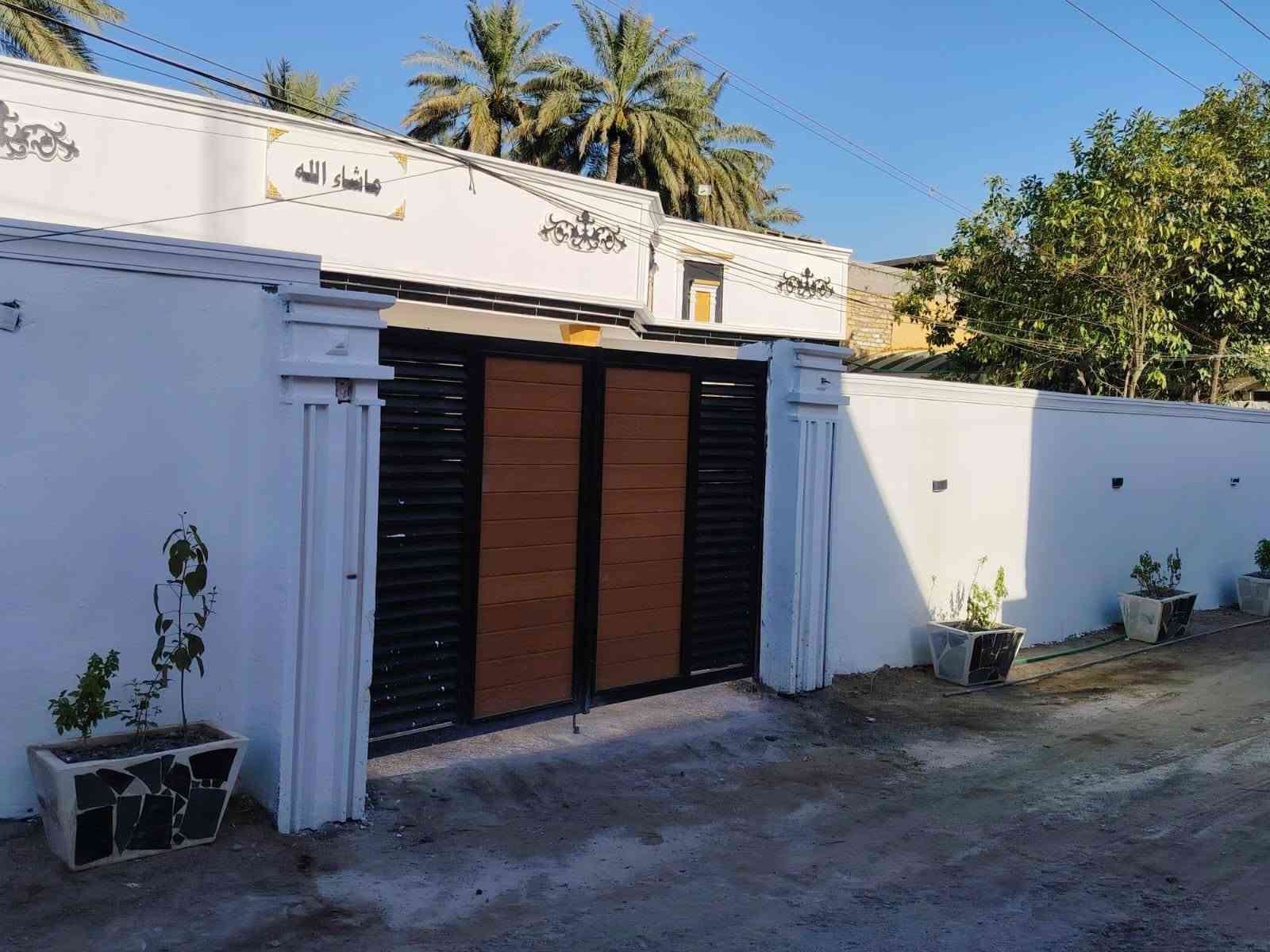 سلام عليكم يوجد بيت للبيع مساحه 340 متر يحتوي على 2غرف نوم واستقبال ومطبخ وحولي وصحيات طابو زراعي سند25 العنوان بغداد الراشديه قرب جامع عبد الكريم ابو غازي الاتصال على الرقم ***********
