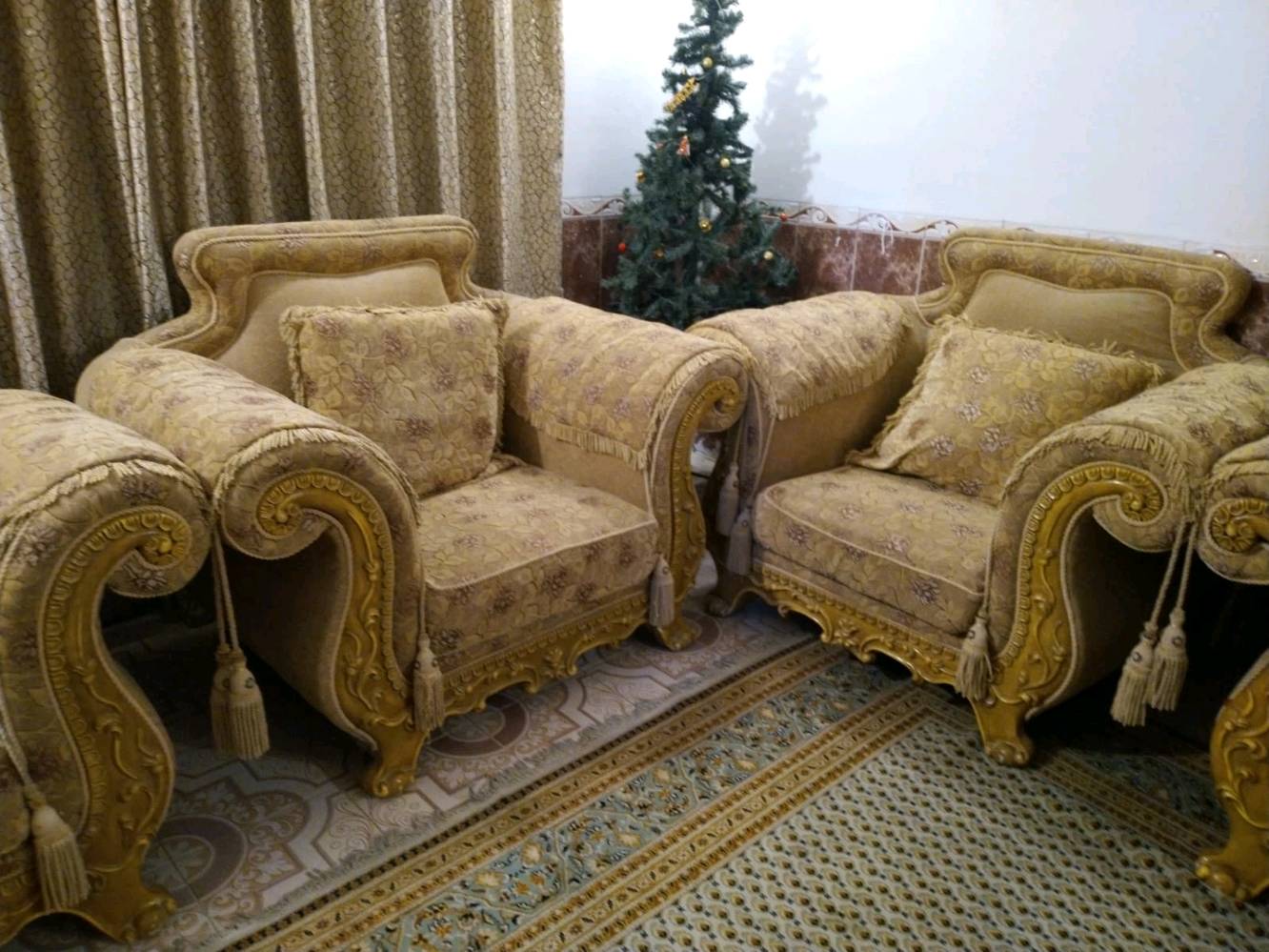 قنفات نوع جيد و نظيف بي فردي ٤ و ثنائي ١ و ثلاثي ١ سعره ١٧٥ الف للاتصال على الرقم 
***********