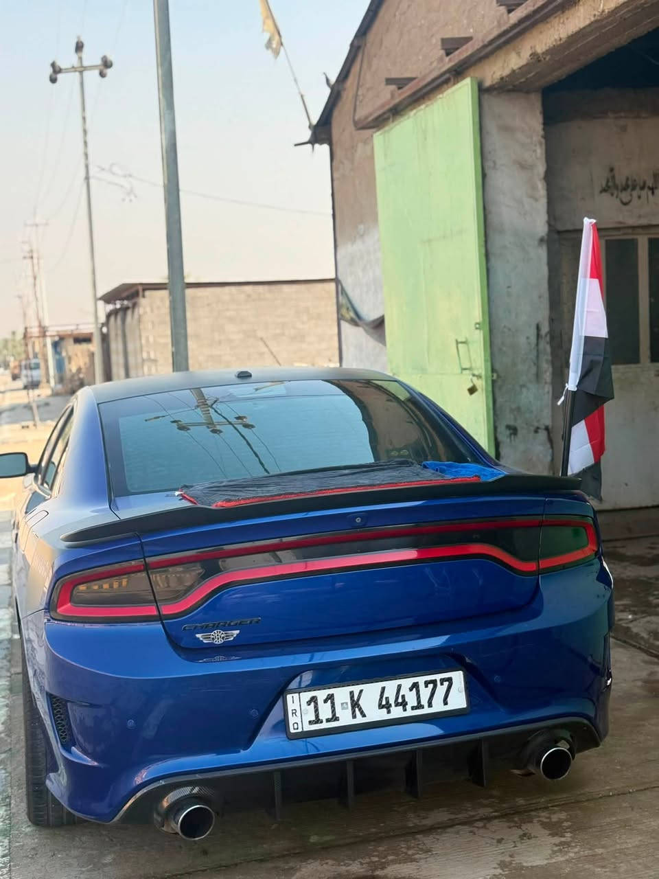 للبيع: دوج جارجر دايتونا 2019 (هارلم - فول الفول عدا الرادار)السيارة نظيفة جداً وبحالة ممتازة، مال بيت وجاهزة من كلشي وما تحتاج أي مصاريف.📊 التفاصيل والمواصفات:الموديل: 2019.الوارد: خليجي (هارلم).المشية: 97 ألف كيلو متر فقط.المحرك: 5700 هيمي (HEMI V8) أداء وجاهزية تامة.الفئة: دايتونا أصلية (بلادية).الرقم والملكية: رقم بغداد والسيارة بإسمي (تحويل وثاني يوم).الإضافات والتعديل: راكب عليها أويل كاج كان (Oil Catch Can) أصلي للحفاظ على نظافة المحرك.السقف: فتحة سقف (سلايد روف).الداخلية: كراسي شاموا ومخمل مطرزة بشعار (Daytona)، خزن ميمري (Memory Seats)، تدفئة وتبريد بالكراسي، وتحكم كهرباء.الشكل الخارجي: كيت دايتونا كامل مع الجناح والخطوط السوداء، والويلات حجم 20 بلاد.الشاشة والأنظمة: الشاشة الكبيرة (8.4 إنش) تدعم كار بلي وأندرويد أوتو، مع وضعيات (Super Track Pack) واللانش كونترول.الراحة والأمان: تشغيل عن بعد، بصمة، كاميرا خلفية وحساسات بلادية، نظام صوتي عالي ونقي.🩹 حالة البودي والضرر:السيارة بدون ضرر نهائياً (شاصي، لغود، وايرباج كلها سليمة وبلاد وبشرط الفحص).بيها فقط صبغ الدعامية للجمالية (تجميلي بدون حادث).📍 مكان تواجد السيارة:واسط - الصويرة.💵 السعر والاتصال:السعر المطلوب: 263 ورقة (26,300$ دولار) وبيه مجال بسيط للشراي .للتواصل والاستفسار: ***********
