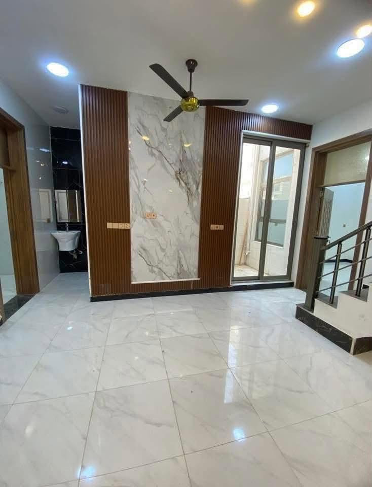 دار إلى الايجار المساحة 100 متر يتكون من 3 غرف نوم + صاله + استقبال + مطبخ + صحيات 🏠 العنوان بغداد الدوره مدخل البوعيثه مجمع السلطان الأول قرب المدارس السعر 💵 (550) قفل الاستفسار 📲 ( *********** )
