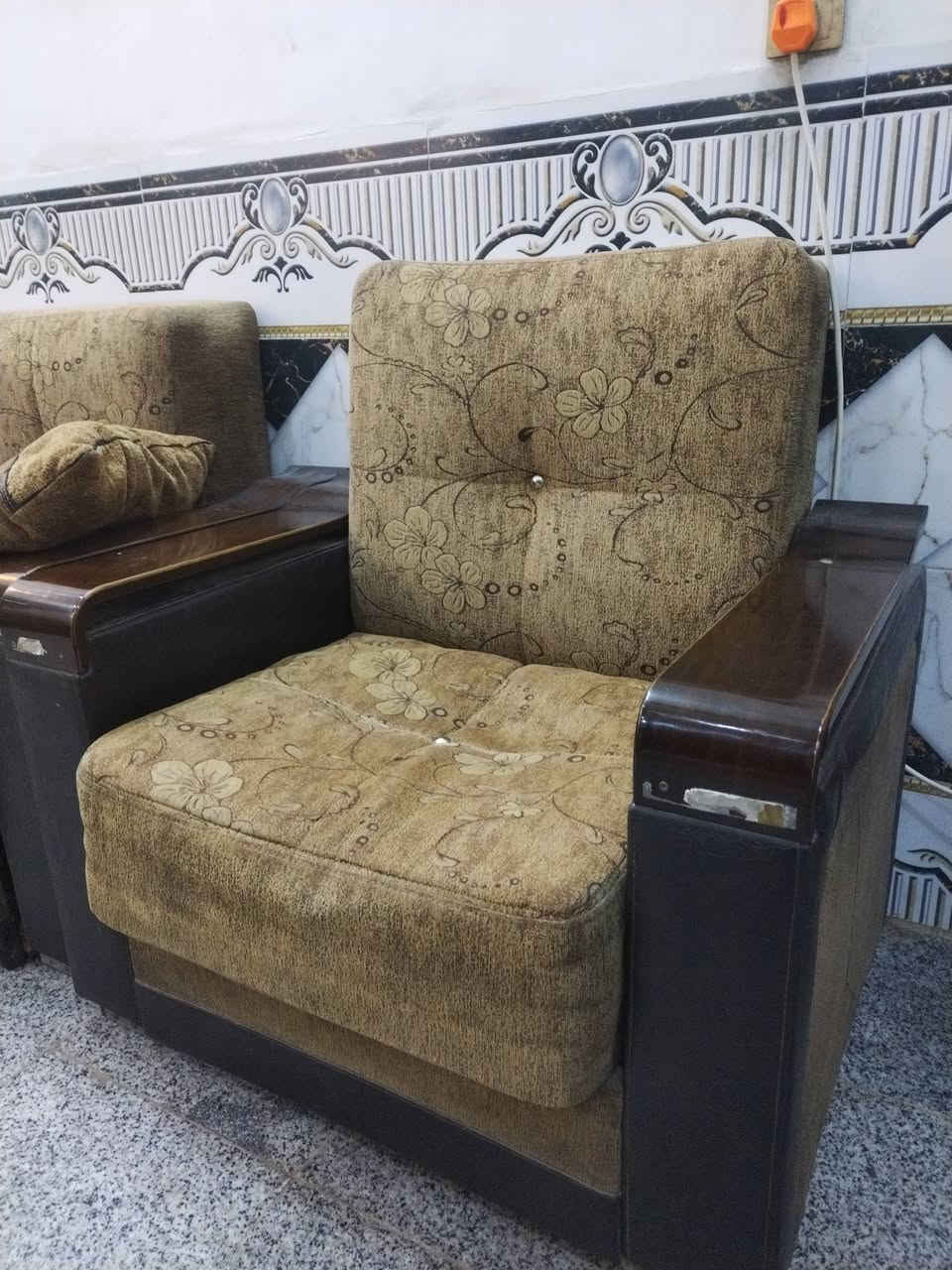 تخم تركي درجة أولى 10 مقاعد نظيف نظام مقعد وجرباية ومخزن سبرنك واسفنج وقماشه درجة أولى يحتاج له ترتيب شوي السعر 250 وبي مجال بسيط الشراي يتواصل وياي واتساب *********** العنوان بغداد ام الكبر والغزلان
