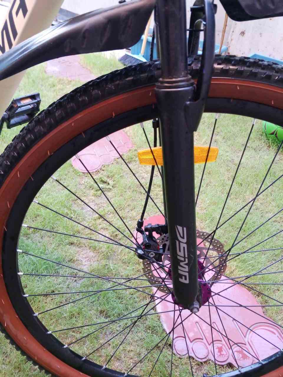 هذا البايسكل من علامة DSMA التجارية، وهي دراجة جبلية (Mountain Bike / MTB) موديل MT-316.
‏المواصفات الفنية الموضحة في الصور:
‏الماركة والموديل: DSMA - موديل MT-316.
‏النوع: دراجة جبلية (Mountain Bike).
‏الهيكل (Frame): ألومنيوم باللون الأوف وايت/البيج، مع تصميم ديناميكي (Dynamic Structure).
‏نظام التروس (السرعات): ناقل حركة (ديلر) خلفي وأمامي تجاري/اقتصادي ماركة HW، بنظام سرعات متعدد (غالباً 21 سرعة: 3 أطباق أمامية × 7 تروس خلفية).
‏المكابح (البريكات): ديسك بريك ميكانيكي (Mechanical Disc Brakes) خلفي وأمامي.
‏المساعدات (Suspension): مساعد أمامي (Front Fork) لامتصاص الصدمات في الطرق الوعرة.
‏الإطارات: إطارات رياضية بحواف بنية (Tan Wall) ومقاس   29 إنش.
‏الملحقات والمميزات الإضافية:
‏
‏مقود (ستيرن) ملون بألوان نيون رياضية (Rainbow/Anodized).
‏ساند جانبي (جك).
‏
‏غير مستعمل 
‏مكاني شهداء البياع 
‏***********
‏
‏سعر 210 وبي مجال 
هذا البايسكل من علامة DSMA التجارية، وهي دراجة جبلية (Mountain Bike / MTB) موديل MT-316.
