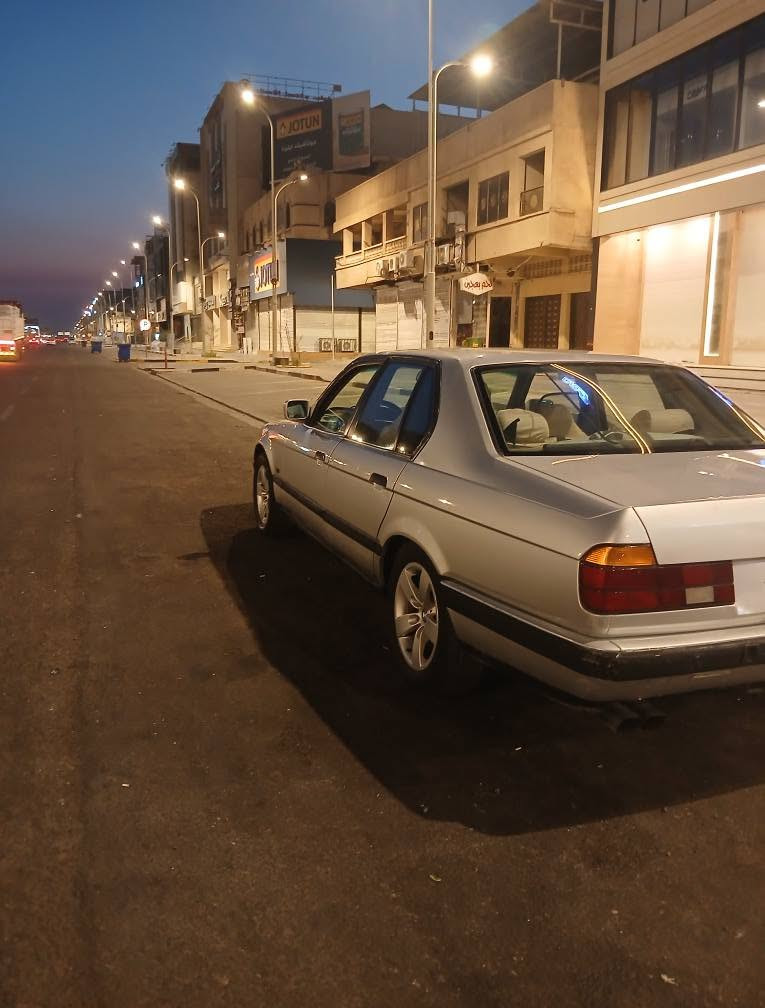 السلام عليكم سياره bmw 1991 730 
مكينه 35 مفتوح السياره  مصبوغه عام جماليه بدون ضربه مكينه كير حداده تبريد كله جاهز غرفه جديده دبل جام دبل جكمجه يحتاج الها واحد يرتبها السياره بيها بعض الملاحضات   سنويه منتهيه رقم بغداد شرط التحويل سعرها 45وبيها مجال حك جيتك او مراوس 
***********
*********** البصرة, العراق
