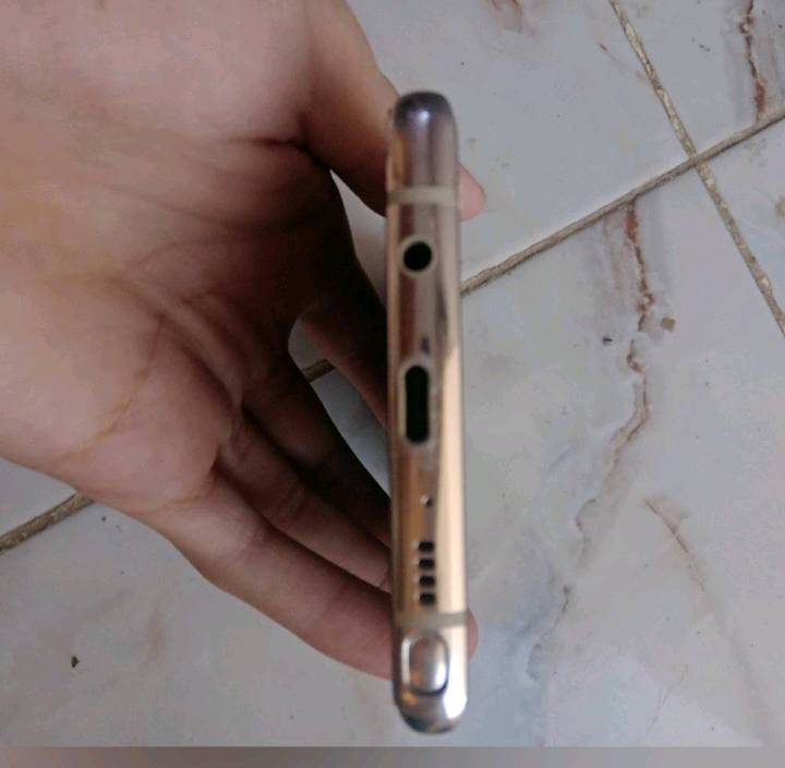 جهاز جلكسي نوت 8 للبيع 
كل مشاكله موضحه بالصور
سعره مناسب 
***********