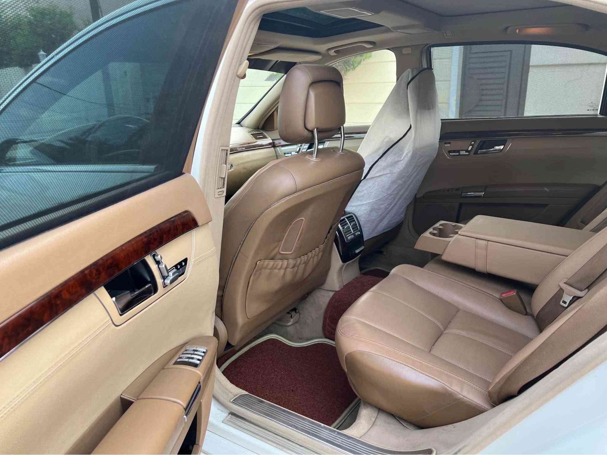 السلام عليكم
للبيع مارسيدس  S500  
موديل ٢٠٠٨  خليجيه فول مواصفات 
طويله وفتحه سقف بنوراما  بصمه تشغيل وابواب.  بردات كهربائية عدد٥.  
كامله بدون نواقص حداديه اماميه وخلفيه جديده. گير ومحرك بحاله ممتازه. السياره جاهزه وبيها  صبغ السونار موضح كولشي
السعر ١٧٨  
مكان السياره بغداد 
للاستفسار *********** بغداد, العراق
