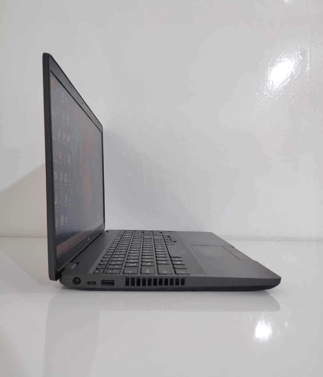 💻 Dell Precision 3541 | قوة المعالجة والأداء الهندسي الاحترافي
🛠 المواصفات التقنية:
المعالج: Intel Core i9 (الجيل التاسع) فئة H عالية الأداء (سرعة فائقة للمهام الصعبة والشاقة).
الذاكرة العشوائية (RAM): 16GB DDR4 (أداء سلس جداً مع البرامج الضخمة).
التخزين (SSD): 512GB SSD (سريع جداً في الإقلاع وتخزين الملفات).
كرت الشاشة الخارجي: NVIDIA Quadro P620 بسعة 4GB (كرت احترافي مخصص لبرامج التصميم والهندسة).
كرت الشاشة الداخلي: Intel UHD Graphics 630 (يصل إلى 8GB مع الرام).
الشاشة: 15.6 إنش بدقة HD بحجم مريح ومثالي للعمل.
الكيبورد: ليزري (عربي / إنكليزي).
💰 السعر:
700,000 دينار عراقي فقط!
(السعر شامل الملحقات الأصلية)
🚚 العرض الخاص:
التوصيل مجاني لجميع محافظات العراق! 🇮🇶
📞 للحجز والاستفسار:
يمكنكم عبر الواتس آب على الرقم:
📱 *********** الهندية, كربلاء
