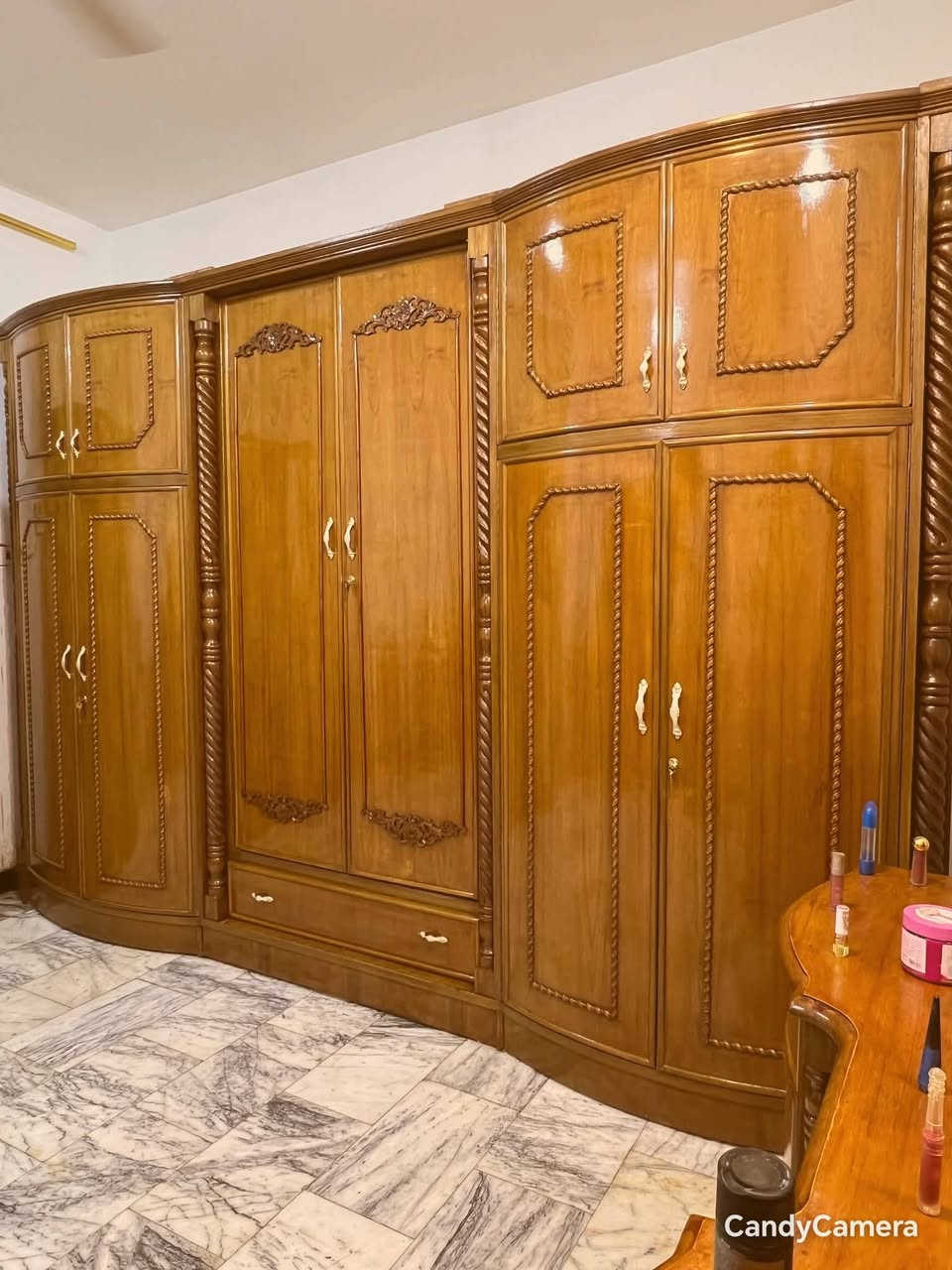 غرفة نوم زان تسكام درجه اولى صاج داخل وخارج شغل ضهر جرجوبه خمسه ملم استعمال قليل مابيها اي ضرر تكمه اخت الجديد مكفوله من الشخط الواقع احله من الصور العنوان حلة حي الجزائر ***********. ***********

نص مكتوب في الصور:
- CandyCamera