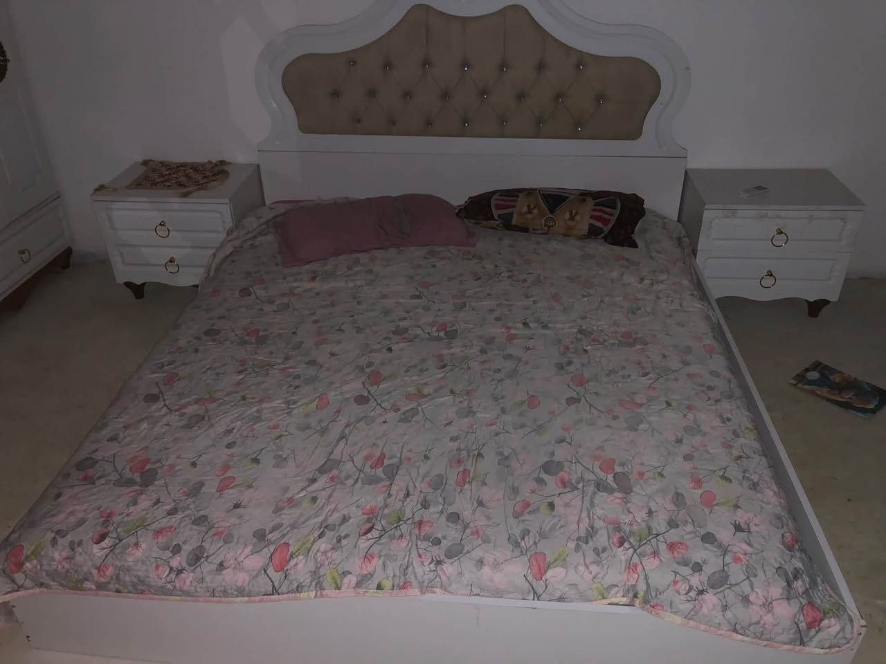 🛏️ غرفة نوم تركية كاملة للبيع

غرفة نوم تركية كاملة، لون أبيض وتصميم كلاسيكي، تتكون من:
 • سرير نفرين
 • كنتور ملابس كبير
 • تسريحة مع مرايا
 • كومدينتين
 • دروج 4 سحبات

الحالة: مستعملة، وتوجد ملاحظات بسيطة:
 • باب بالكنتور يحتاج تصليح.
 • إحدى الجامات مكسورة والثانية سليمة.

💰 السعر: 500,000 دينار عراقي قابل للتفاوض
📌 البيع كامل فقط، والمعاينة قبل الشراء.
📍 بغداد / ناحية الوحدة / قرب بسماية 
  *********** 📱
