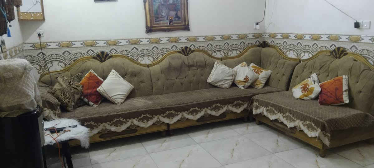 تخم ديوان خليجي خشب زان درجه اولى عشر مقاعد بعد اكو كرويته ماصورته سعره ٢٥٠ وبي مجال لستفسار على رقم ***********
