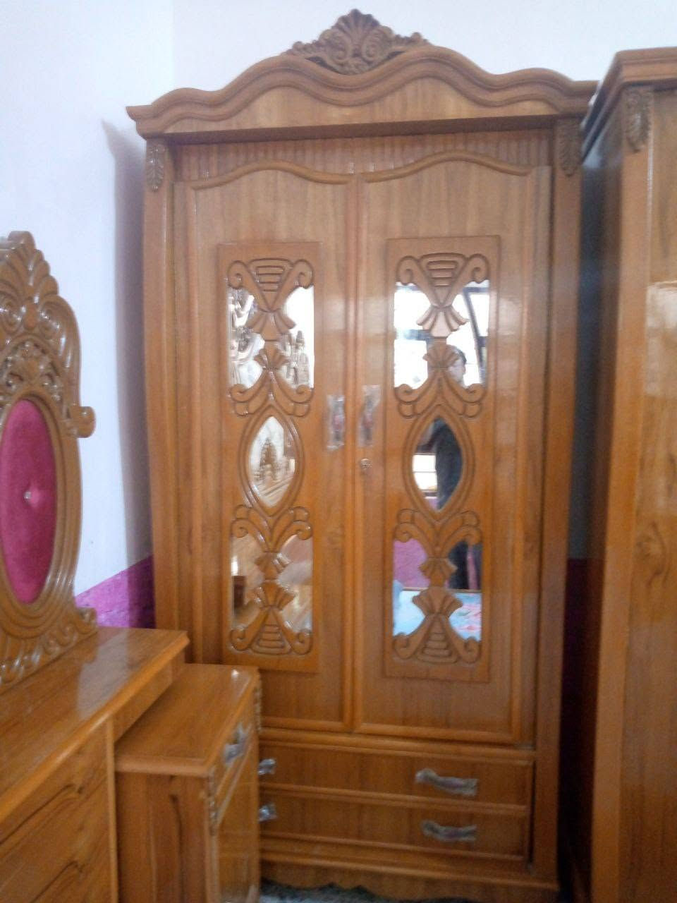 تاج وميز تواليت وزاويه للبيع
***********
موجود خاص واتساب
