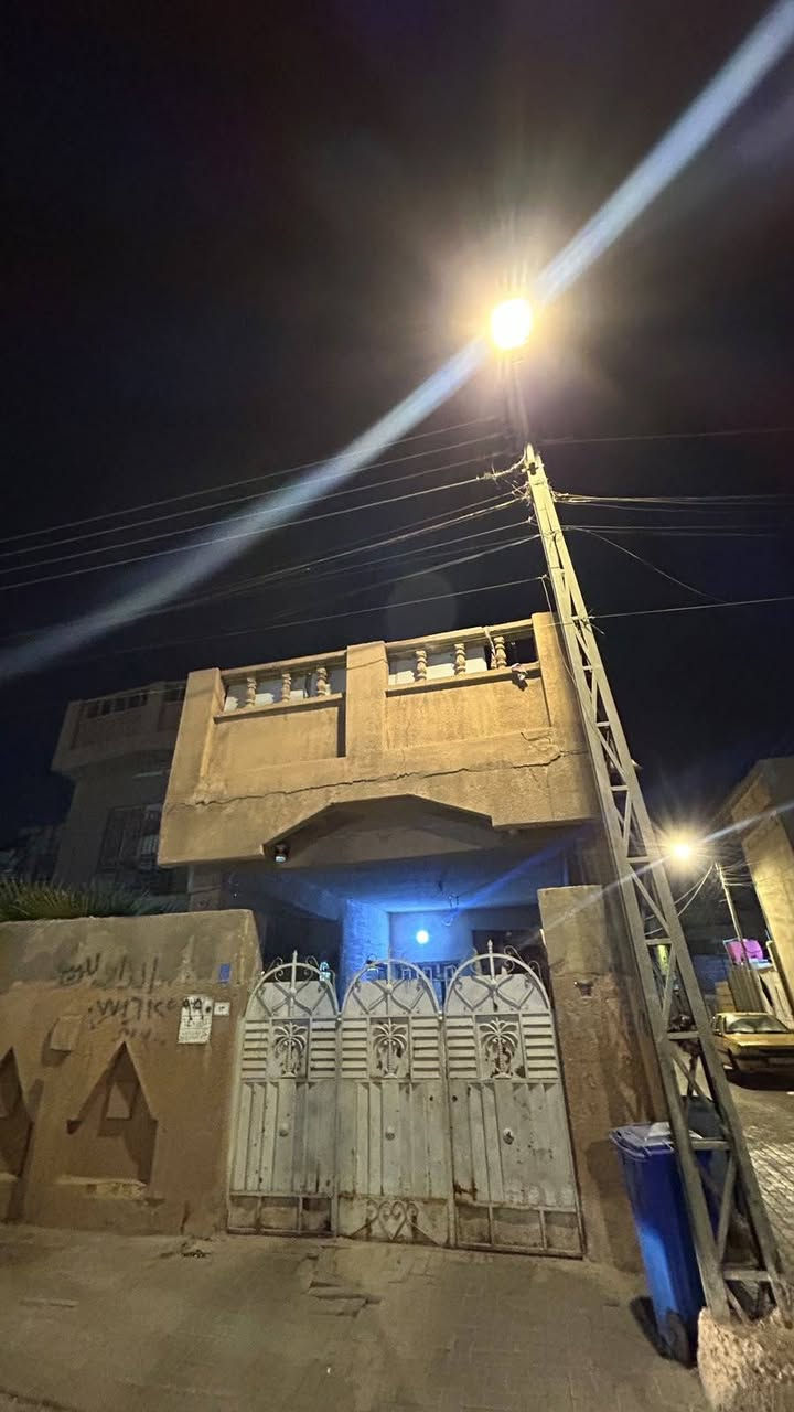 بيت للبيع القبله حي الجامعه ركن مساحه ٣٠٠ واجهة ١٢ نزال ٢٥ ورثه كامل قسام شرعي وطابو بناء قديم صالح للسكن والاستثمار يحتوي على ٧ غرف نوم مطبخ كبير + مخزن   ٢ حمام داخلي + حمام خارجي كراجين للسيارات السعر ٣٦٠ قابل للتفاوض 

لتواصل *********** البصرة, العراق
