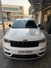 جيب S. لون ابيض سيارة فول كهربائيات سياره شغاله   داخل احمر وياله سود ...