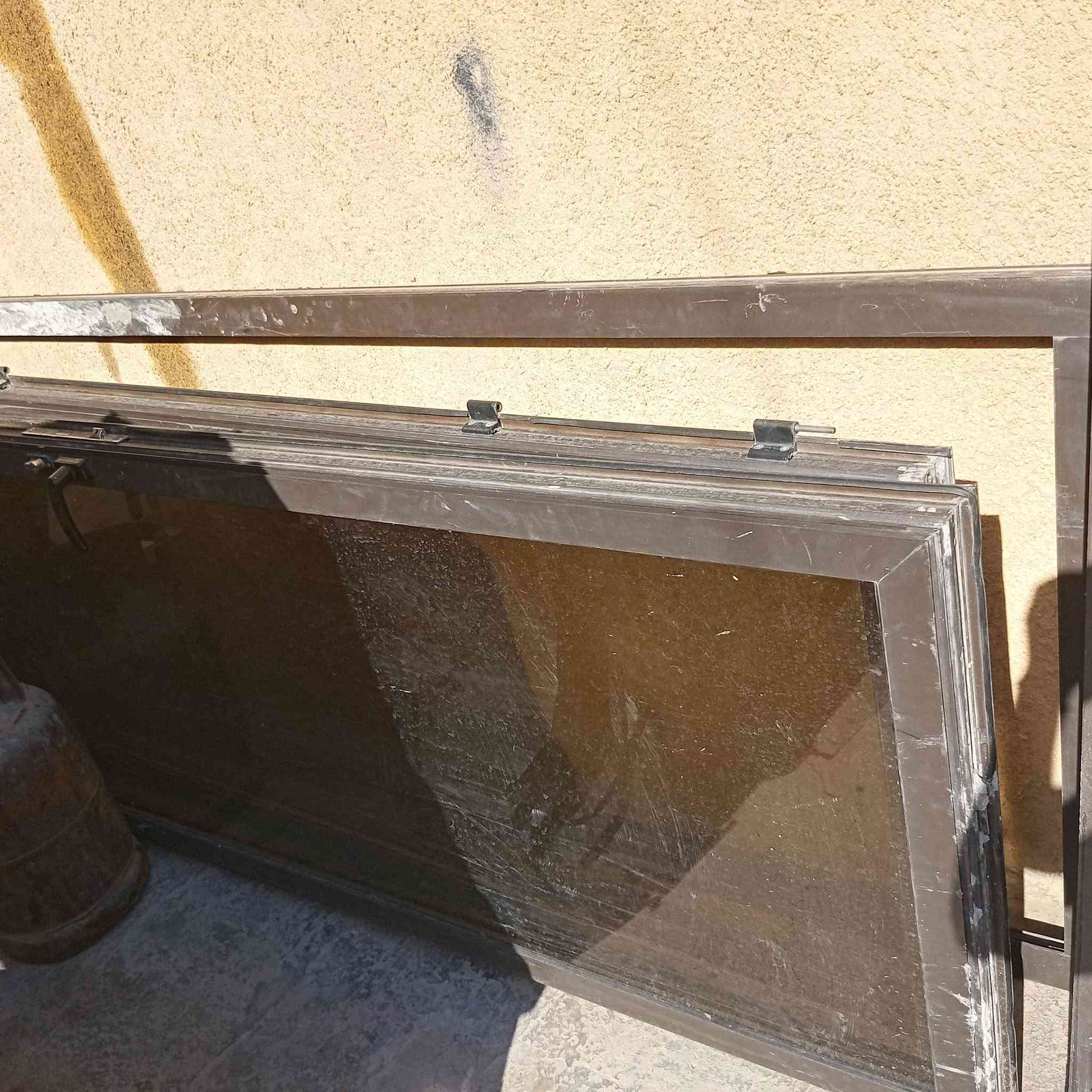 للبيع بيبان اثنين المنيوم كاملات مابيهم اي ضرر نضيفات طول 3* 100م مكاني بغداد فلكت حي نصر رقم الهاتف ***********
