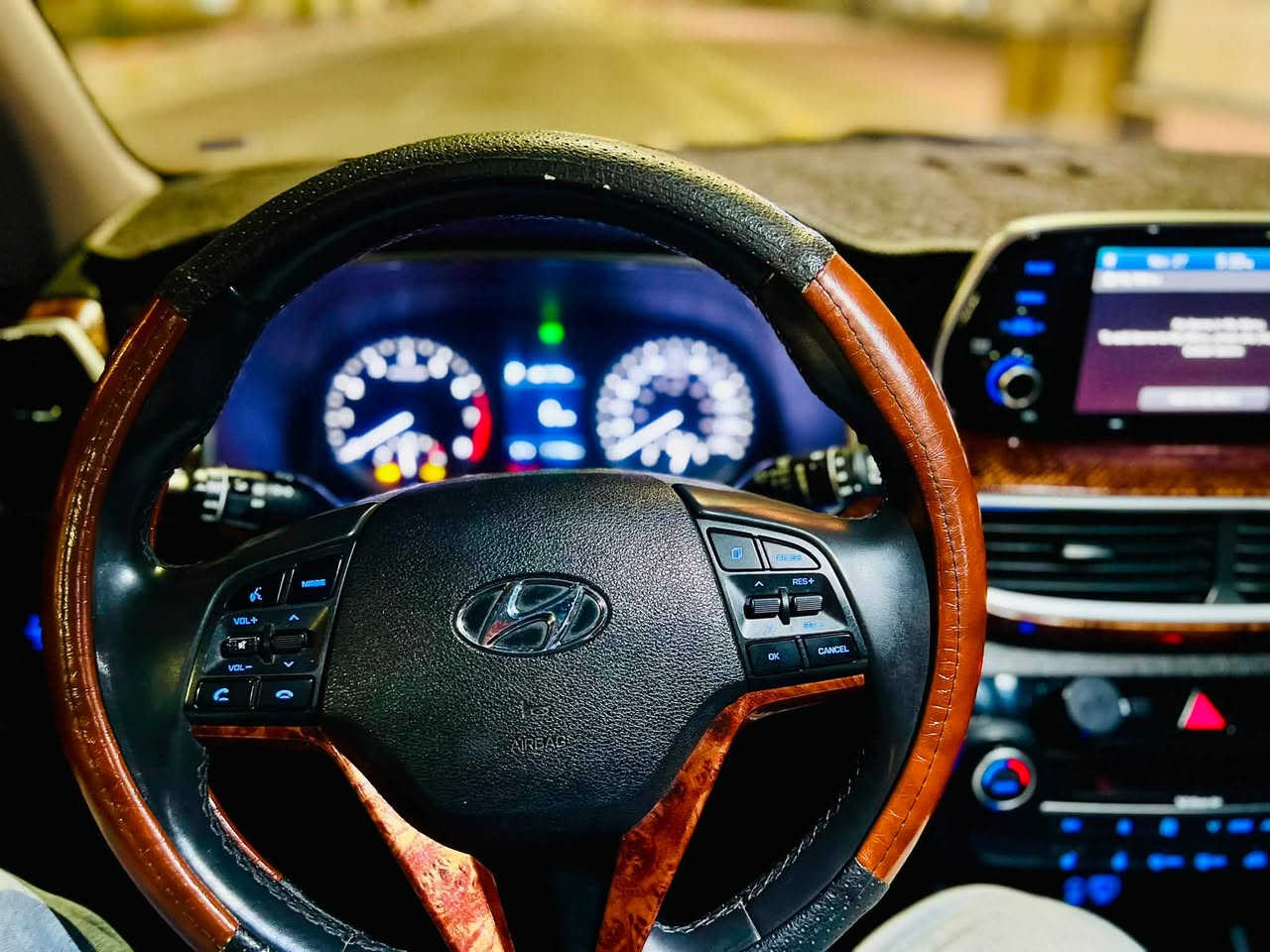 سلام عليكم
توسان  2020 وارد امريكي 
فول مواصفات  فول 1/1 vip
٣ وضعيات قياده 
بصمه 
بانوراما 
دشيول صاج ملكي 
شاشه كار بلي 
تحكم ستيرن جهتين
كشن جلد كهرباء 
لدات
رادار 
قيادة ذاتيه 
رادار بلمري 
4ويل/4X4
شاحن واير ليس
تدفئه تبريد قطعتين 
مكينه 2400 L
گير ومكينه مكفول 
السياره ماشيه 118 KM
رقم/أنبار
سنوية جديدة 
ضررها(بنيد فقط ) 
وبيها بارد( شبر بلجنطه)
السعر/158
 مكان السياره /الانبار /رمادي شارع /عمر
باسمي /تحويل ثاني يوم

للاتصال/***********
