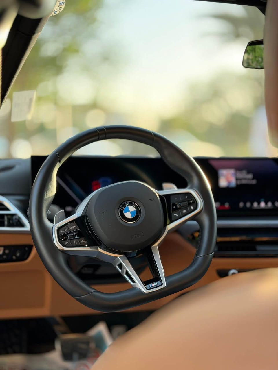 2025 BMW وكالة العروش  
* محرك 4 سلندر تيربو سعة 2.0 لتر (B48)
* ناقل حركة أوتوماتيك 8 سرعات Steptronic
* دفع خلفي RWD
* نسخة M sport بلادي 
* Adaptive LED يعني يفتر مع الستيرن ويبدل عالي و ناصي أوتوماتيك 
* السيارة مغلفه بالكامل ppf 
* ضمان من الوكيل 5 سنوات مع صيانة لمدة 5 سنوات تبديل دهن + فلاتر + دسكات + ماسحات مجانا
الأبعاد

*   الطول: 4713 ملم
*   العرض: 1827 ملم
*   الارتفاع: 1440 ملم
*   قاعدة العجلات: 2851 ملم
*   سعة خزان الوقود: 59 لتر

الداخلية والتكنلوجيا 
* شاشة منحنية BMW Curved display 
* نظام iDrive 8 
* عدادات رقمية بالكامل 
* Apple Carplay و Android Auto واير ليس
* مقعد السائق ذاكرة 
* إضاءة داخلية Ambient بألوان متعددة 
* مقود رياضي M sport
للاستفسار ***********
