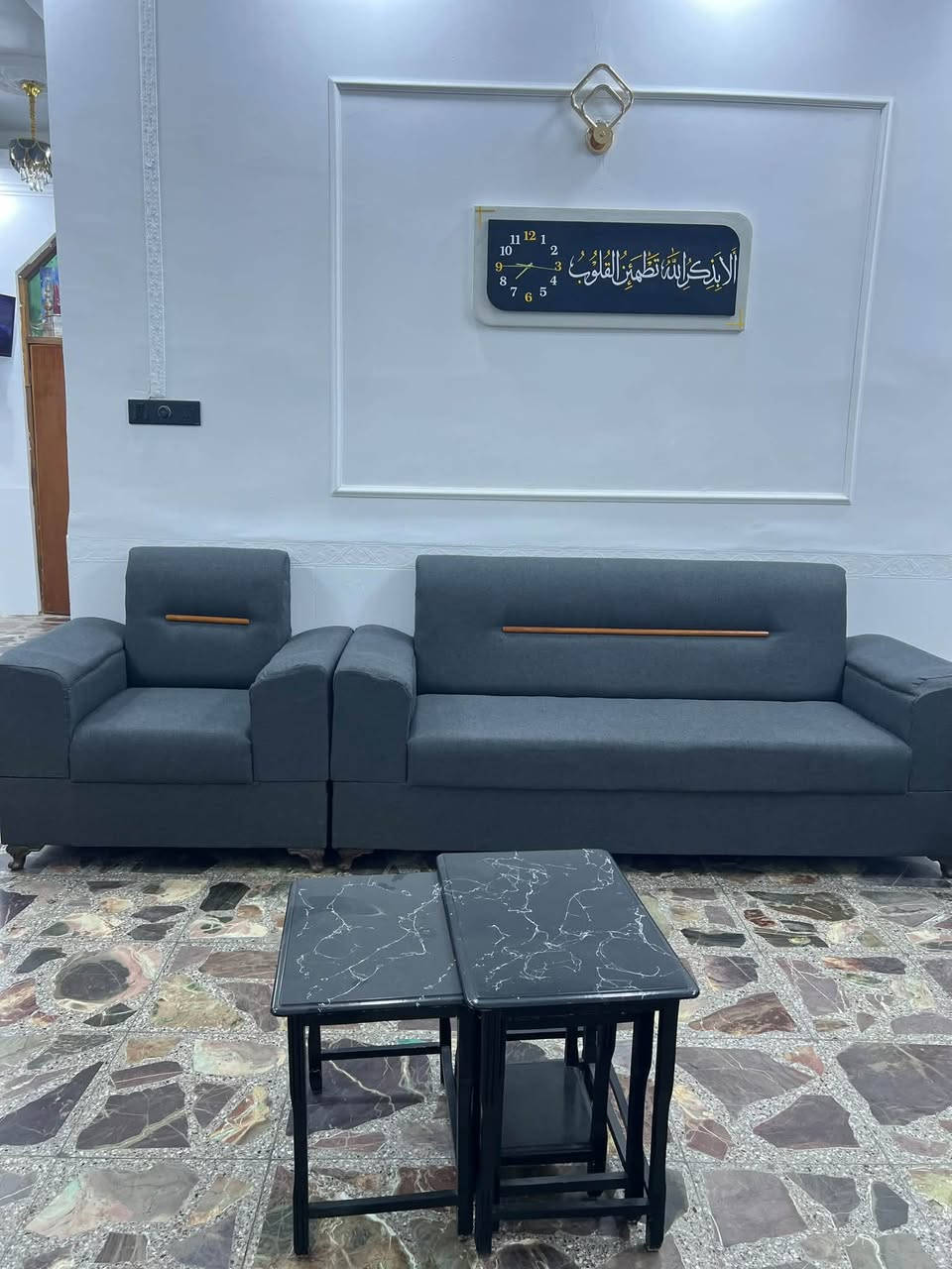 ﷽ 
﴿ إِنَّ هَٰذَا لَرِزۡقُنَا مَا لَهُۥ مِن نَّفَادٍ  ﴾
***********************
تم بعون الله 
اكمال تخم صاله للعم ابوعباس 
للون حسب الطلب 
اسفنج درجه اولى 
ترميم وتصليح كافة التخامه والدواوين 
شغل درجه اولى 
بأنسب الاسعار 
متوفر انواع من الالوان والقماش 
العنوان حي الصدرين / مقابل سعد يونس ابوالجوادر 
الاستفسار هاتف + واتساب ***********

نص مكتوب في الصور:
- بعد
- قبل