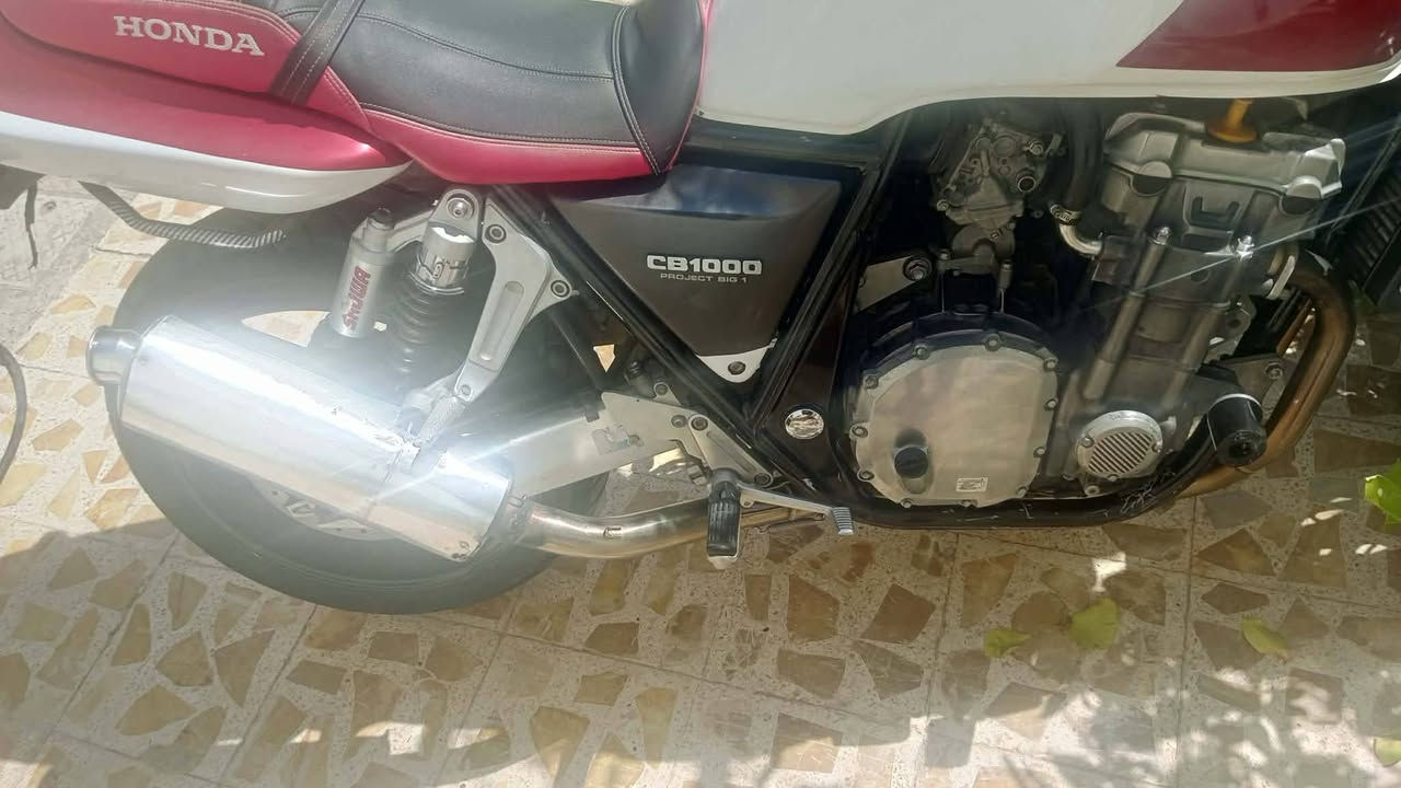 سلام عليكم دراجه سبي الف للبيع دراجه شغاله مابيها اي شي بس طلعت بيها شويه لحيت عليها بل نمره طلعت صوت من ادوسلها بل مكينه بس دراجه شغاله لحد الان ونشطه بس العداد وهاي دراجه نضيفه كدام العين سعرها ١٥ بيها مجال بسيط مكان صلاح الدين قضاء بلد ***********
