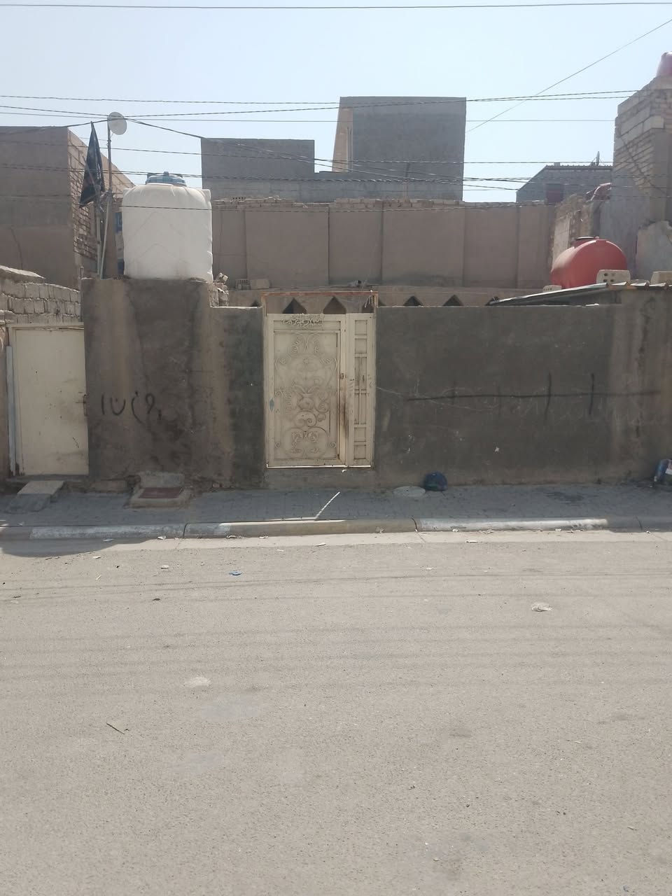 السلام عليكم دار للبيع طابقين المساحه 200م واجهه 10م نزال 20م كربلاء حي العسكري قطاع 15 الطابق الاول 2 نوم استقبال صاله مطبخ وخدمات مسلح/ الطابق الثاني 2 نوم 
سعر 120 مع المجال منطقه متكاملت الخدمات البيت خلف التجاري/ *********** / ***********

