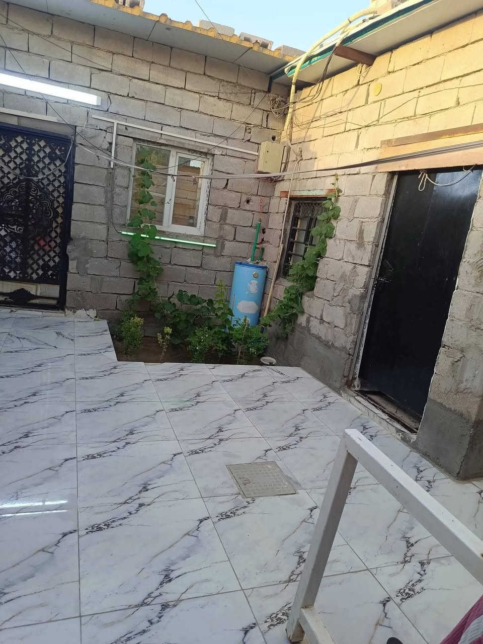 🏡 بيت للبيع – طابو زراعي عراقي 
​📍 الموقع: البصرة – أبو الخصيب (طريق الصحراء)
📐 المساحة: 150 متر مربع
🏗️ السقف: ساندويج 
​✨ مواصفات البيت:
​غرفتين نوم
​ديوانية
​صالة
​مطبخ
​حمام داخلي + حمام خارجي
​كراج للسيارة
​💰 السعر المطلوب: 42 مليون دينار عراقي
​📞 للاستفسار والتواصل: ***********
