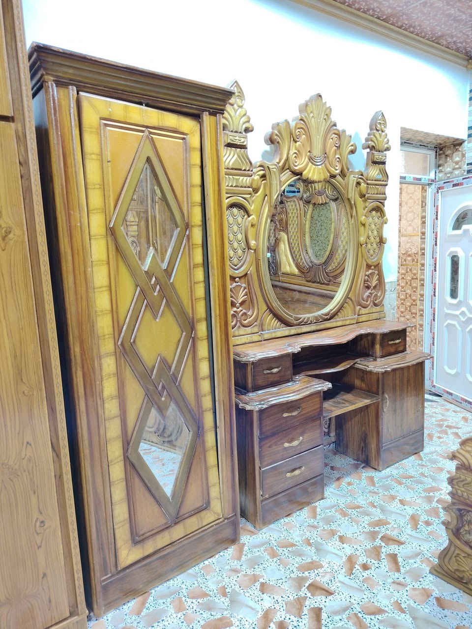 غرفه نوم خشب عراقي صاج داخل خارج سعرهه ٦٥٠ وبي مجال
***********
