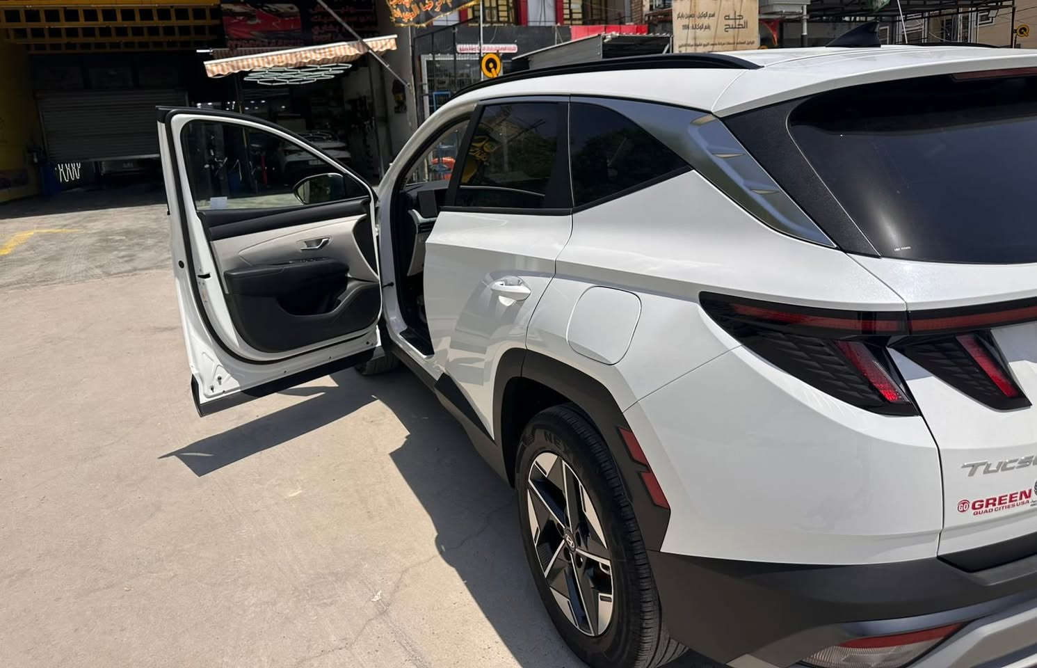 هيونداي توسان 2025 sel sport وارد امريكي دخول جديد 
السيارة فول مواصفات ماشية 21 الف محرك 2500 بانزين
-فتحة 
-شاشة متصلة
-فور ويل
-اربعة انظمة قيادة 
-تحكمات ستيرن
-سياقة ذاتية 
-كير 8 سرعات اوتو هولد بريك دكمة واطفاء وتشغيل ذاتي اوتو ستوب
-داخل جلد ملكي كشن وجنطة كهرباء 
هواية بيها مواصفات 
حادثها تبديل بنيد فقط نفس لون مصلحة كاملة السيارة 
مكان السيارة بغداد السعر 186 بيها مجال بدون رقم السيارة .
اعتذر عن المراوس 
للاستفسار الاتصال 
*********** بغداد, العراق

