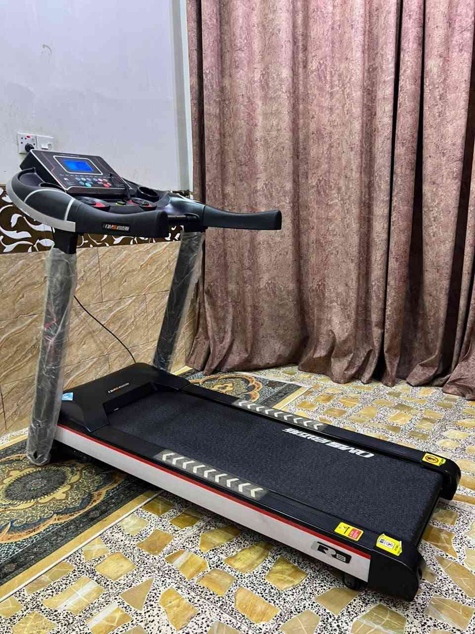 جهاز جري جبلي دبل ماطور يعني ماطورين جدا نظيف ماركة  نظافته 💯 سرعه عاليه14.0 يحمل وزن 120KG يحتوي على شاشه تعد وقت سعرات حراريه قياس نبضات القلب مسافه مقطوعه وكذلك اواكس بلوتوث شاحن موبايل جهاز يطبك ومياخذ مساحه سعره 300 الف بغداد يوجد توصيل محافظات ***********
