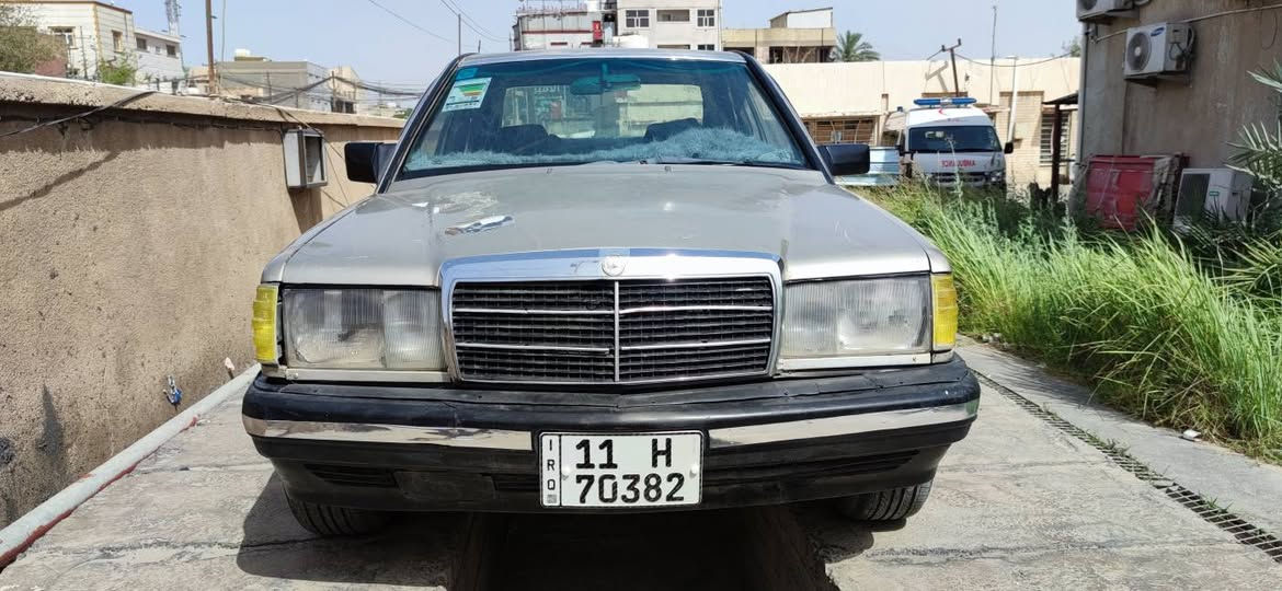 مارسدس طيارين 190 موديل88 كير عادي مكينه ماتصعد دهن بيها اويل بم عاطل اربعه سلندر بلاديه رقم بغداد سنويه وهزه جديده بشهر الرابع سعرها 26 ورقه وبيها مجال حك الجيه ***********
