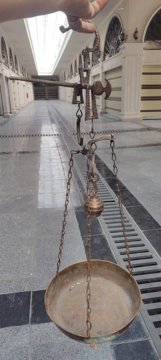 ميزان كفة وحدة كما موضح بالصورة نحاس.  اكتب تم او التواصل. وات ساب ***********
