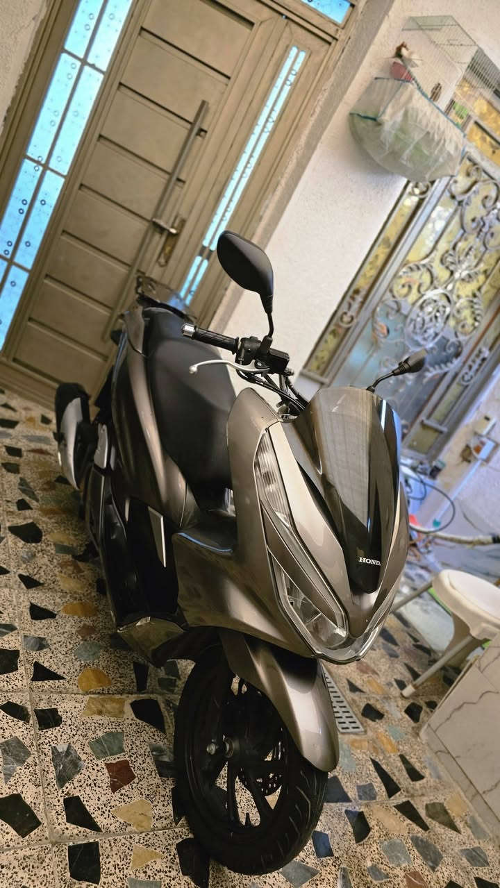 السلام عليكم  .   PCX جيل الثالث ياباني موديل 2020  بصمه 
الدراجه مكفوله كفاله عامه الدراجه مال رمبه كله شغاله حساس زدحام و ستان كهربائي كله شغاله لون فيلي صدفي لون مميز مكينه 125cc           .    ياباني  .  رقم الشاصي  (  JF  )
مكاني بغداد مدينة الصدر السعر على الاتصال 
رقمي  ( *********** )
