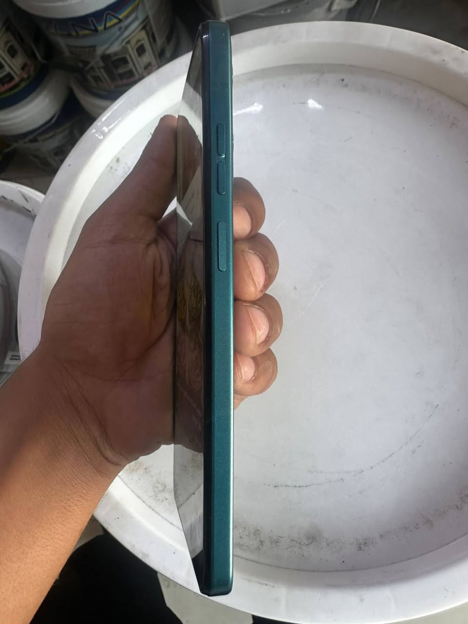 سلام عليكم 
جهاز للبيع او مراوس 

Motorola Moto G05 / 4-128 GB

بسعر🔥🔥125 الف دينار🔥🔥

 بمواصفات مثل شاشة IPS LCD مقاس 6.67 بوصة بدقة HD+ ومعدل تحديث 90 هرتز، ويعمل بمعالج MediaTek Helio G81 Extreme، مع ذاكرة وصول عشوائي (RAM) بسعة 4 جيجابايت وذاكرة تخزين داخلية بسعة 128 جيجابايت قابلة للتوسيع. كما أنه يحتوي على كاميرا خلفية رئيسية بدقة 50 ميجابكسل، وكاميرا أمامية بدقة 8 ميجابكسل، وبطارية بسعة 5200 مللي أمبير تدعم الشحن السريع بقوة 18 واط

للاستفسار الاتصال على الرقم 
*********** واتساب
