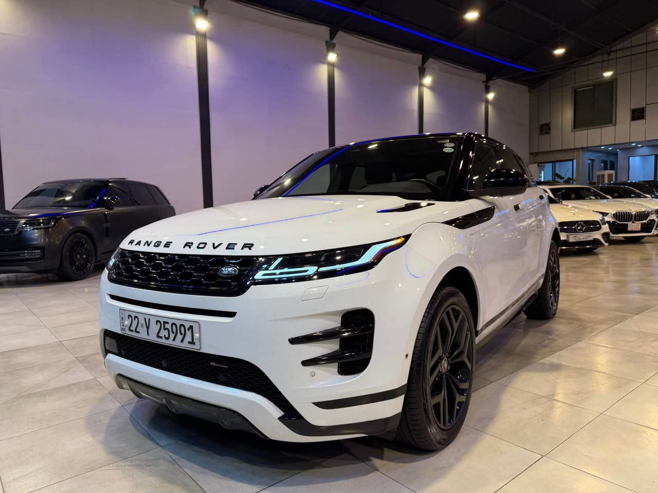 Range evoqe 2023 
كلين تايتل R dainamic
فول مواصفات 
لايتات ليد زينون متحرك 
حساس امامي خلفي 
رادار مامي خلفي 
بانوراما 
سماعة ميرديان 
شاشة كبير 
كشنات هيتر ميموري 
صندوق كهرباء 
سيارة بدون حادث بدون صبغ 
٤٠ ماشية 
مكان سيارة اربيل 
٢٧٧$
*********** وتس اب
*********** أربيل, العراق

