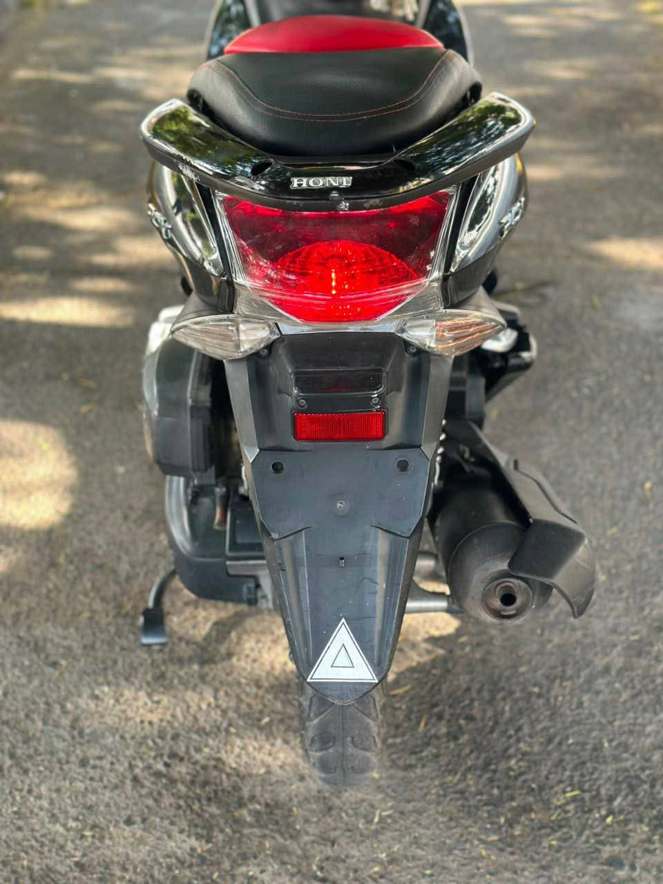 السلام عليكم دراجه pcx جيل الاول ياباني  مكينه 150  دراجه مكفوله كفاله عامه مال رمبه حساس ازدحام حساس ستان تتدفئة بل يدات لد أمام لد خلفي مكينه برغي ممفتوح بيه شلعه معدل فول مال جناي دراجه طتتعب تكول جديده على ايدي كتلوكات الرمبه بيه السعر مليونو350الف العنوان بغداد الكرخ الأتصال على الرقم *********** بغداد, العراق
