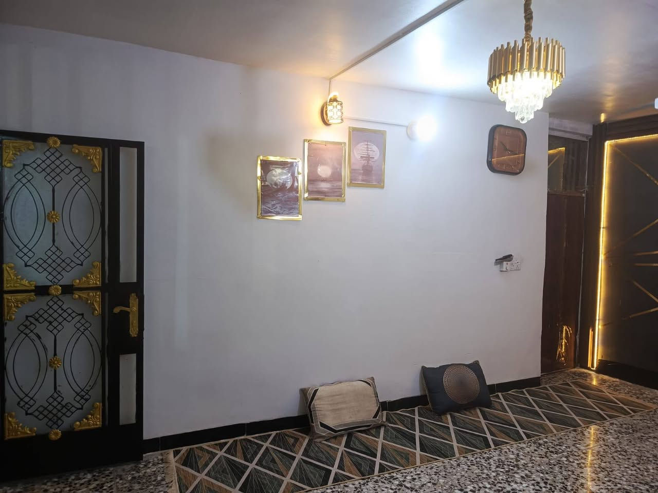 دار للبيع المساحة ١٣٠ متر  جبير و حلو
العنوان حي النصر الثانية شارع السوك
قرب ابو علي ابو الإنشائية 🪚🪛🔩🪏🔨
(بناء طابوك +صب مسلح) 👷‍♂️ وكهرباء ومي ٢٤ ساعة
بي سقيفة يعني انسة المطر💦 + شمس الصيف 💥
استقبال كبير  5 ونص × ٤  😍
غرفتين نوم( ٥ × ٤  فوك ☺️☝️)+ ( ٤ × ٤  جوة ☺️👇)
مطبخ ٤ × ٣ سيراميك
صالة سيراميك
نوع العقار عرصة بفرع نظامي بنص الطابور
السعر ٦٦  وبي مجال بسيط (للشراي)
هاتف *********** (بي واتساب)
ملاحظة/ البيت حلو ومرتب مثل ما واضح بالصور والفيديو
