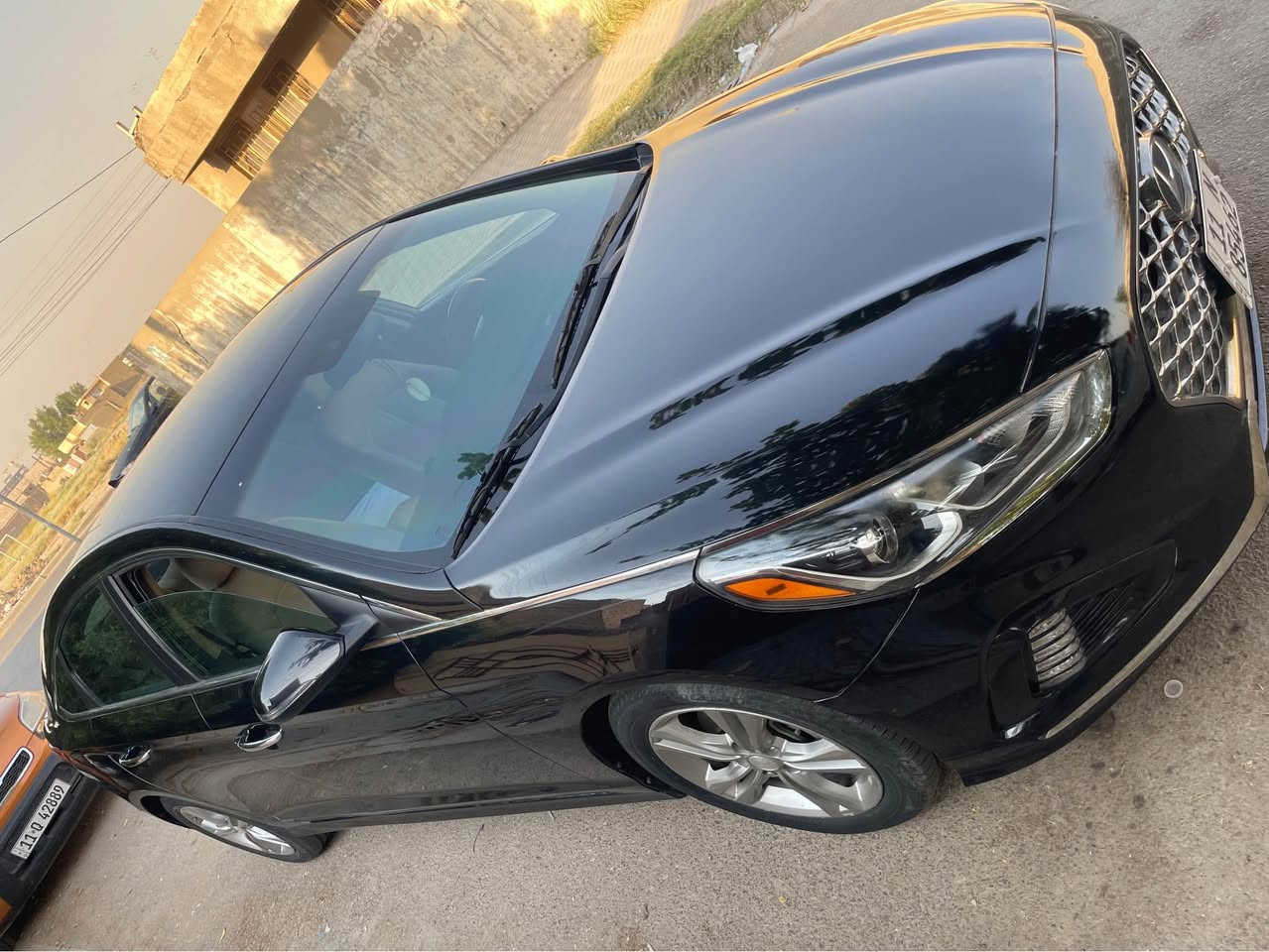 🚘 للبيع Hyundai Sonata 2019

السلام عليكم ورحمة الله وبركاته 🌹

📌 معلومات عامة

• الموديل: Hyundai Sonata 2019
• الوارد: أمريكي
• الفئة: فول أوبشن عدا فتحة السقف
• الاستخدام: شخصي
• الممشى: 60,000 ميل تقريباً
• الحالة العامة: نظيفة جداً، مرتبة، ومكملة من ناحية المواصفات والصيانة، جاهزة للاستخدام ولا تحتاج أي صرف.

🔹 تفاصيل الحوادث

• الحادث في أمريكا كان عبارة عن جاملغ أمامي وشبر من البنيد فقط.
• صار بها حادث في العراق، وتم تبديل الجاملغ الخلفي.
• بدون إيرباك.
• بدون ضربة شاصي.
• بدون لَغَد.
• السيارة نظيفة جداً واستخدام شخصي.

✨ المواصفات والتجهيزات

• فول أوبشن عدا فتحة السقف.
• الكشنات ليست جلد.
• كشن السائق كهربائي.
• كشنات تدفئة 🔥
• بصمة تشغيل.
• بصمة أبواب.
• رادار جانبي بالمرايات.
• نظام تحديد المسار.
• مثبت سرعة.
• شاشة كبيرة.
• منظومة لايت زينون عالي وواطي.
• تبريد ممتاز جداً ❄️

🛠️ حالة السيارة والصيانة

• الصدر كامل جديد أصلي وكالة MOBIS.
• محرك جديد ونظيف جداً.
• بلكات جديدة أصلية.
• فلتر بنزين أصلي جديد.
• تايرات جديدة.
• السيارة كاملة ولا تحتاج أي صرف نهائياً.

🔧 الكفالة

• المحرك والكير والحدادية والتبريد بكفالة.

📍 الموقع والسعر

• الموقع: بغداد – الزعفرانية – أربع شوارع.
• السعر: 125 وقابل للتفاوض.
• للاستفسار: ***********

✅ سيارة مرتبة ونظيفة، مكملة مواصفات وصيانة، وجاهزة للاستخدام مباشرة. بغداد, العراق
