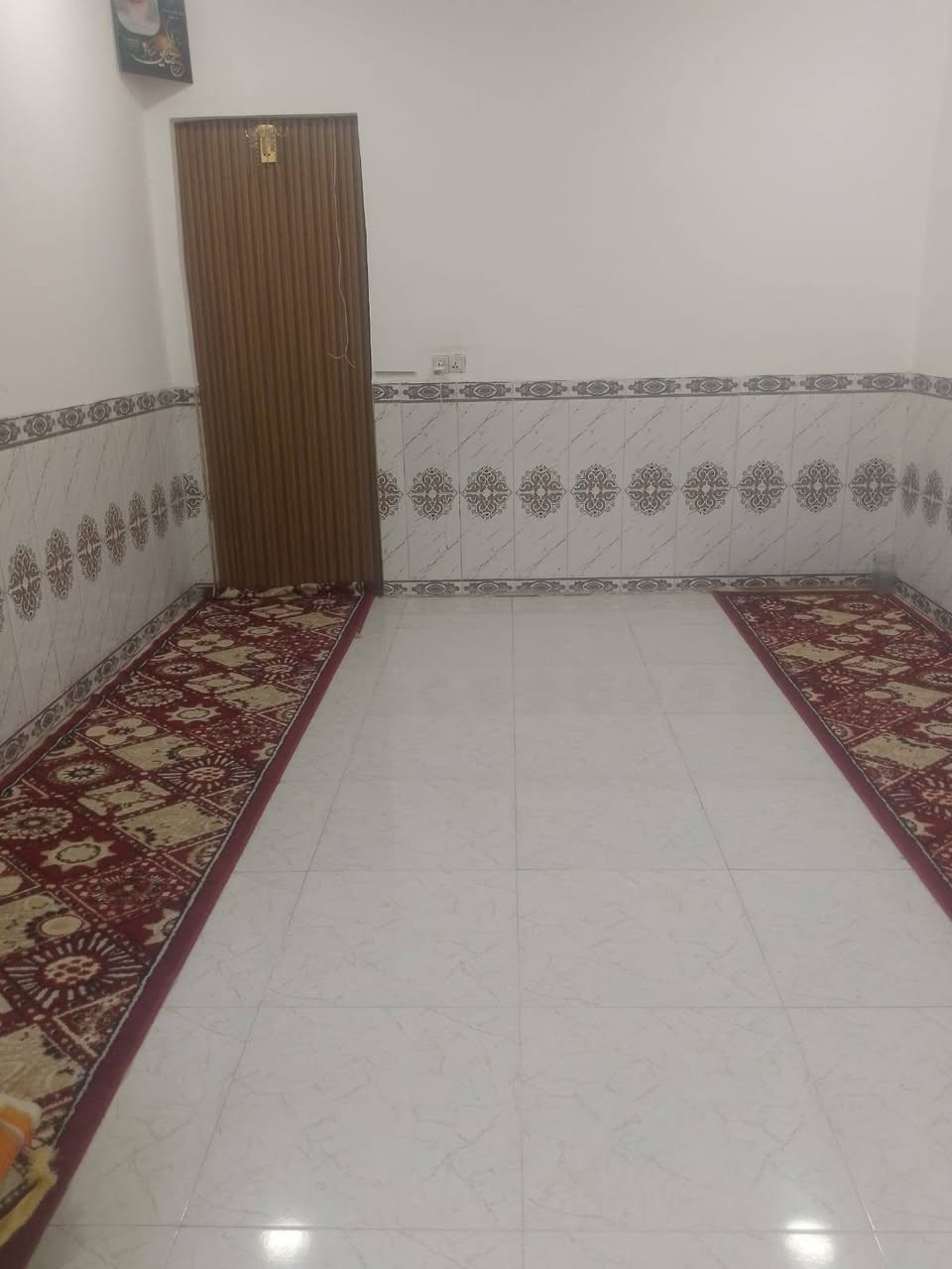 السلام عليكم بيت 200 متر زراعي مرقم من قبل البلدية مكانة حكيم مقابيل الدبية قريب تبليط الدبية متكون من غرف نوم عدد 2 وصالة كبيرة ومطبخ واستقبال صحيات داخلية وخارجية  وبيتونة كبيرة مغلف الصطح بعازل الايزوكام وترك  نضام (L) بنيان سنة 2021 بتلو طابوق عالي عن الشارع البيت كلة طاوبق والسكف صب مسلح  السعر 50 الاستفسار متواجد خاص او اتصال
*********** متواجد واتساب
