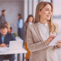 مطلوب موظفة تعمل في مكتبة داخل كلية يفضل أن تكون من سكنة الدورة او الب...