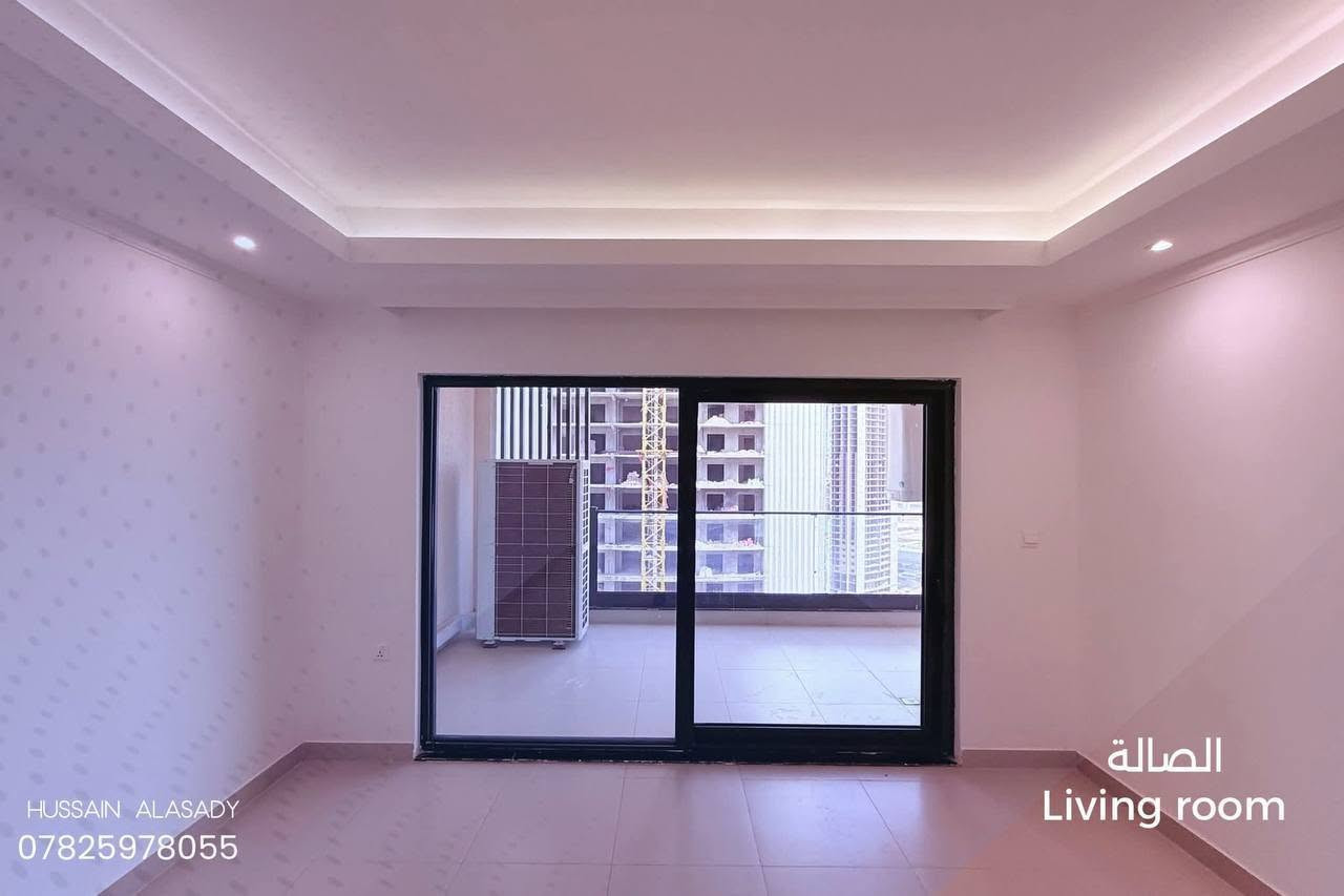 ✨ فرصة سكنية مميزة في مجمع رويال ستي ✨
شقة عصرية بمساحة واسعة 215 متر مربع، بتصميم مهندس معماري مميز وإضاءة مخفية راقية،  وتلبي كافة احتياجات العائلة العصرية.
وبسعر مناسب 
​🔹 تفاصيل الشقة:
​المساحة: 215 م²
​غرف النوم: 3 غرف نوم واسعة (تتضمن غرفة نوم رئيسية ماستر بحمام خاص)
​الحمامات: 3 حمامات بتصميم حديث وعصري
​الاستقبال (الصالة): صالة رحبة وواسعة جداً مزودة بإضاءة ديكورية وإطلالة مميزة
​المطبخ: مطبخ مركب بتصميم حديث وعصري متكامل مع خزن أنيقة
​الشرفة (البالكون): شرفة واسعة بإطلالة رائعة ومزودة بتمديدات السخانات ومكيفات الهواء
​المميزات الإضافية: ممرات واسعة وتصميم داخلي ذكي يمنح شعوراً بالاتساع والراحة
وتكون ذات إطلالة إطلالة داخلية على النافورة 
والاحلى من هيج نظام المجمع ينطيك سند بأسمك شنو منتظر وشنو اتريد أكثر من هيج 
​📞 للحجز والاستفسار أو المعايرة، يرجى الاتصال على الرقم التالي:
***********
@إشارة
