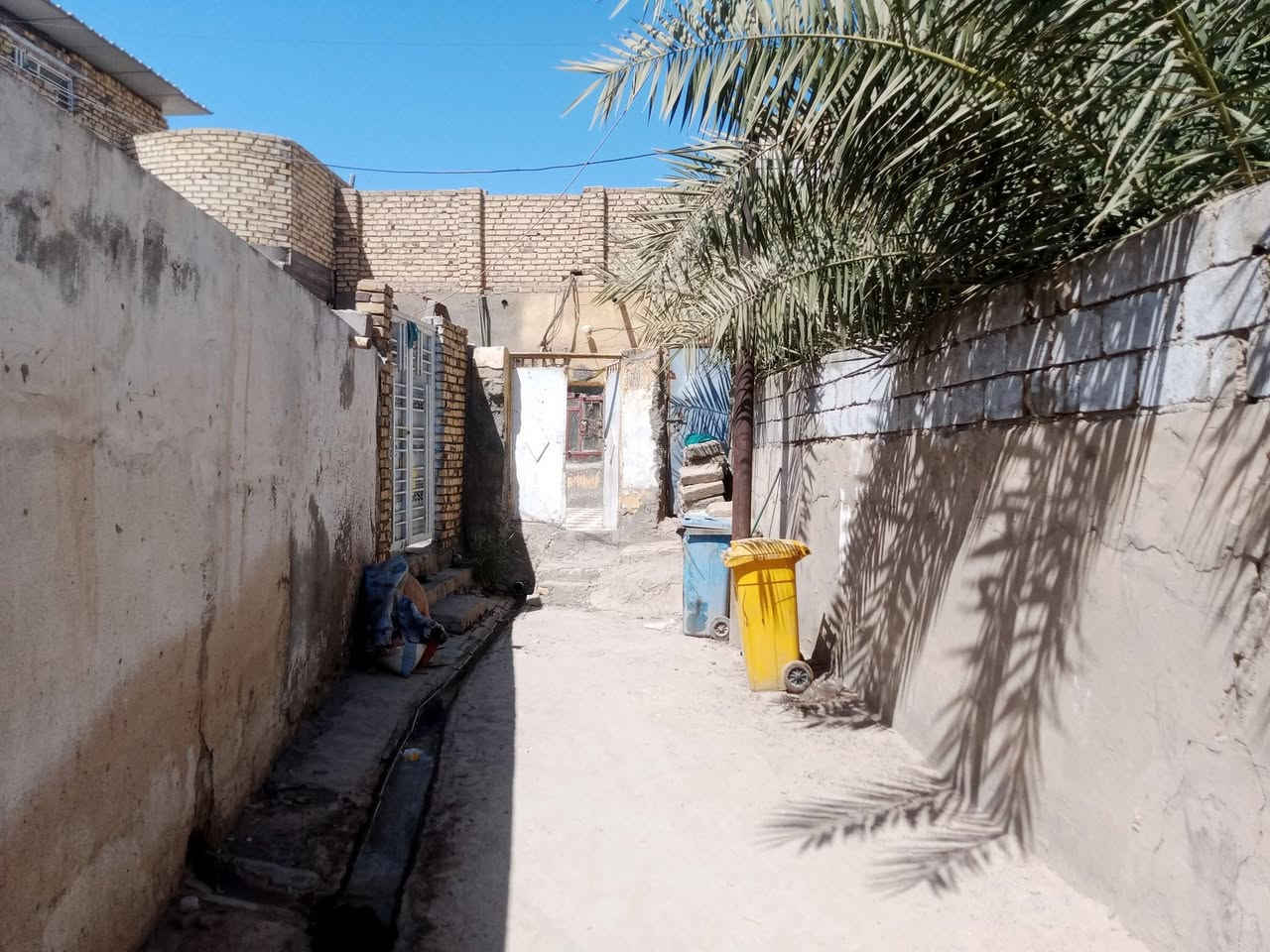 سلام عليكم 

 بيت للبيع خلف كراج موحد          
مساحه150متر. زراعي     

بي غرفه و صاله
مطبخ و مظيف وصحيات

للستفسار تصل عله رقم ***********
