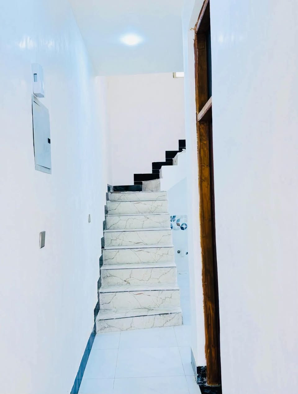 مشتمل حديث للبيع – موقع مميز وسعر مناسب 🏡
​للراغبين بالسكن الراقي أو الاستثمار، مشتمل جديد (غير مسكون) بناء حديث وطابق واحد جاهز للسكن الفوري.
​📍 الموقع: قريب جداً من شارع أبو الفضل (يبعد 50 متر تقريباً عن الشارع الرئيسي).
📐 المساحة: 100 متر مربع.
🏗️ الحالة: بناء حديث / طابق واحد / غير مسكون سابقاً.
​📞 للتواصل والاستفسار:
الاتصال على الرقم: ***********
