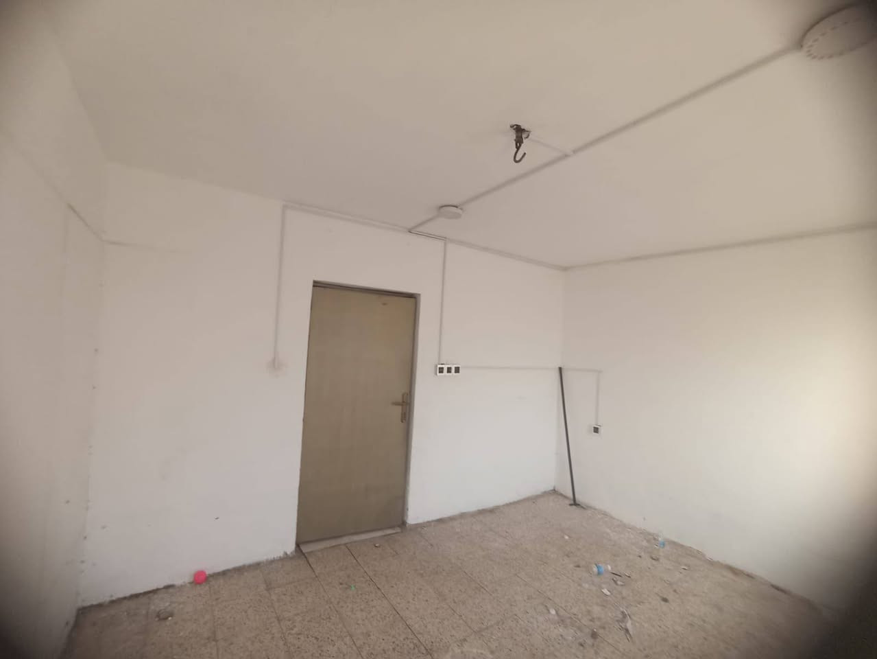سلام عليكم بيت للبيع في الإدارة المحلية شارع الزيتون خلف مطعم الدر الأبيض 
طابو صرف ب اسمي 

ا البيت اخي 60 متر ب90 وبي مجال للشراي استفسار والاتصال على الرقم وتساب ***********
