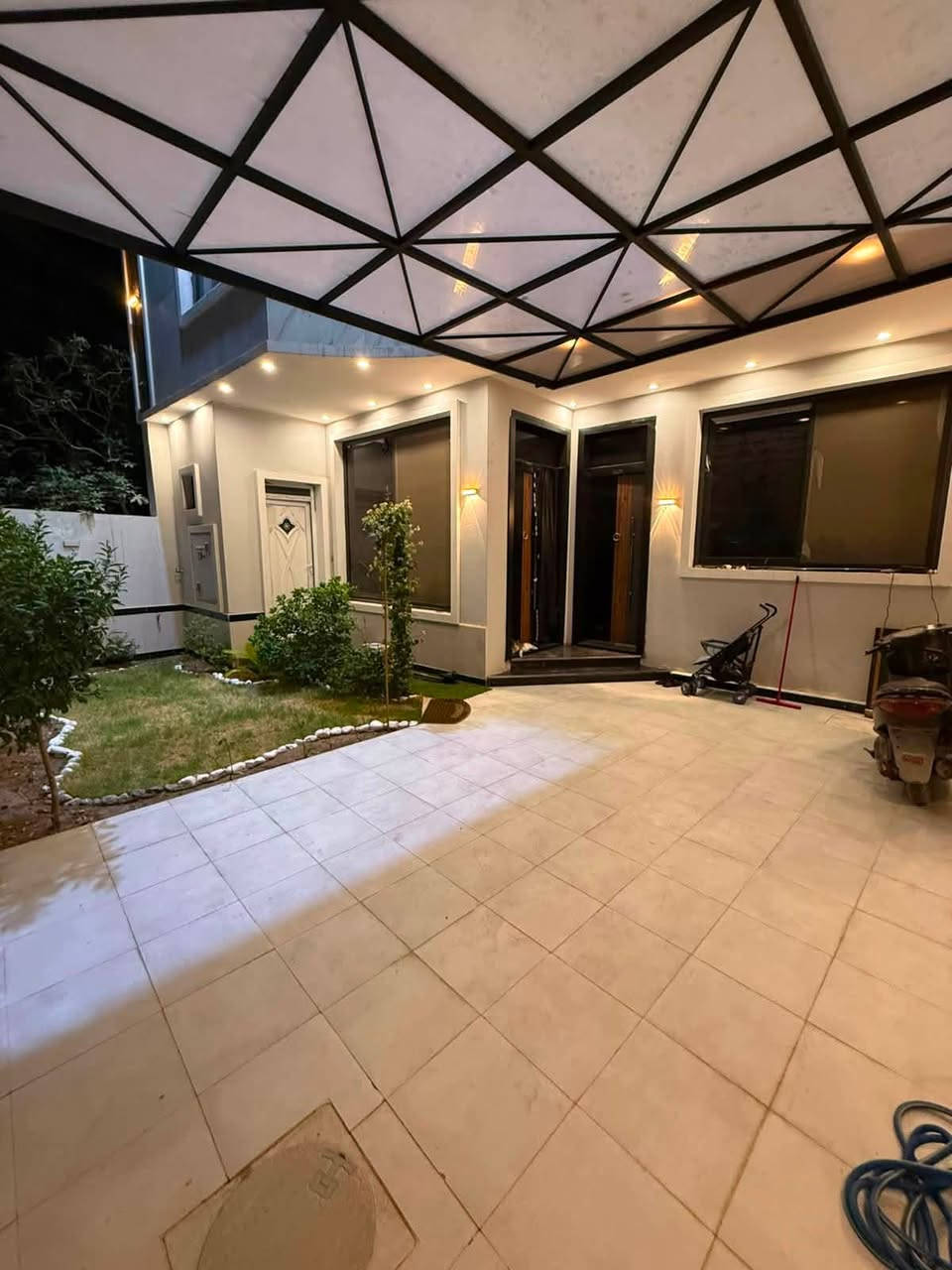 بيت طابقين في سبع ابكار خلف منتزه النخيل ملك صرف زراعي سند 25 مساحة ٢٢١ م واجهة ٩.٥م نزال ٢٣م  
الطابق الاول : كراج كبير وحديقة + سبرتنج + صحيات خارجية 
مطبخ حار وبارد ومنورين 
استقبال كبيرة ٥*٧ 
غرف نوم عدد٢ 4.5*4
حولي كبير 7*5
صحيات +حمام منفصل 
درج بيانو 
نظام كاميرات 
نظام سماعات 
كهرباء بوري 
الجام دبل جام ضد الصوت والروائح 
ابواب تركية خشب للغرف + باب مدخل قاصة تركي للاستقبال +المطبخ 
الطابق الثاني 4 غرف نوم 
واحدة منهم سويت 7*5 معزول السخان والتانكي عن البيت وبلوكانات 2
صحيات +لوندري وحولي كبير 
الطابق الثالث غرفة متكاملة وحولي كبير 
نظام السبالت بواري بكل البيت 
3 تانكي كبير وسطح كبير
للتواصل مع الرقم : ***********
