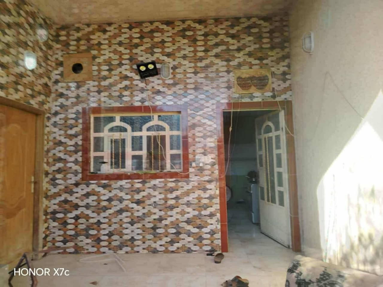 سلام عليكم
بيت للبيع طابو صرف مساحة البيت ٢٠٠ متر بناء سنة ٢٠١٨  يحتوي على ٣ غرف نوم ومطبخ و استقبال و هول مع صحيات عدد ٢ مع حديقة العنوان جمعية الإمام شارع الزوار القديم (حي الكوام) للاستفسار الاتصال على الرقم *********** علما ان المنزل جاهز للتسليم للمشتري عند المكاتبة وحسب الاتفاق.
