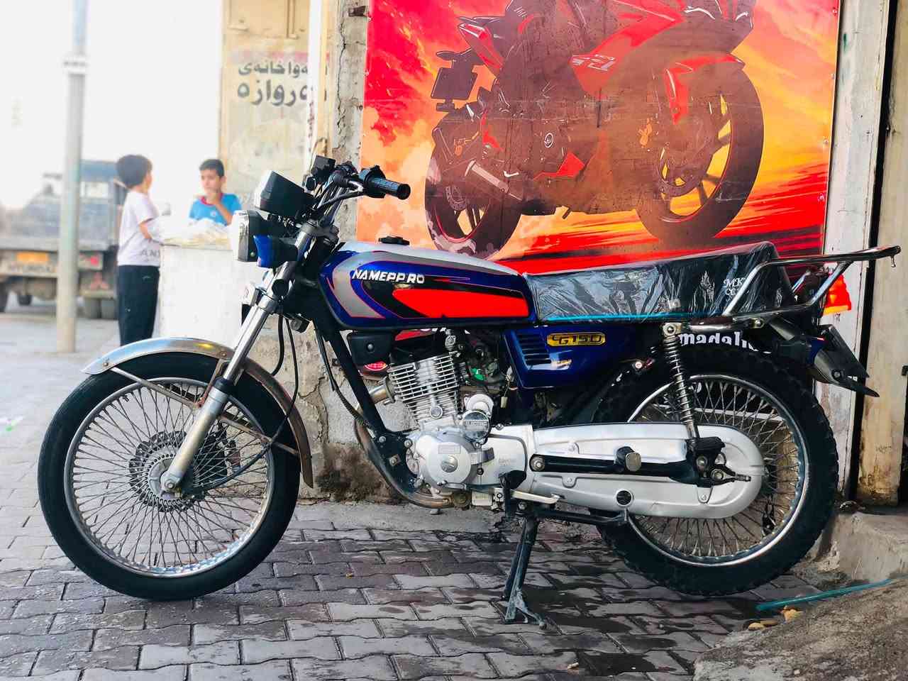 سڵاو له‌ هاوڕێیان
ئه‌م ماتۆڕه‌ بۆفرۆشتن
نامی بڕۆ 
مۆدیڵ 21
ماشه‌ڵا ماتۆڕه‌كه‌ زۆر زۆر باكه‌
ماتۆڕه‌كه‌ هه‌ڵ گیراوه‌ 
هه‌موگیانی به‌شه‌رت
مه‌كینه‌ی كه‌بسه‌ 
ماشه‌لا فول سه‌نته‌ر و قوه‌ته‌ 
سیعری .٥٦معامه‌له‌یه‌كی برایانه
شوێن :سه‌یدسادق
‌ ***********
ئه‌دمین❤️

نص مكتوب في الصور:
- 0751197024 mohamadali030