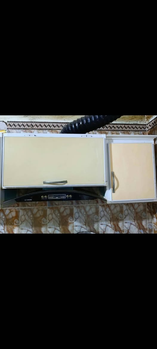 السلام عليكم كاونتر للبيع جهاهز السنك متر و70والكاونتر متر و30وملحق الساحبه متر ونص والستفسار خاص وسعر 350 جاهز الكاونتر مرمر للتواصل الرقم ***********
